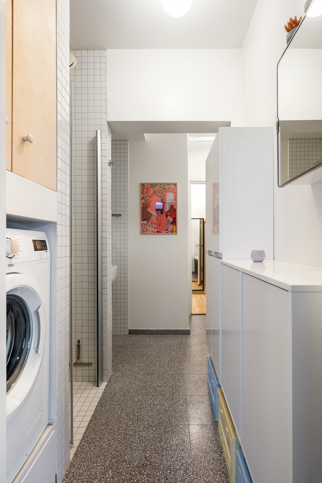 Rommet har elektriske varmekabler i gulv, integrert skapinnredning og opplegg for vaskemaskin i egen nisjeløsning. Galleribilde