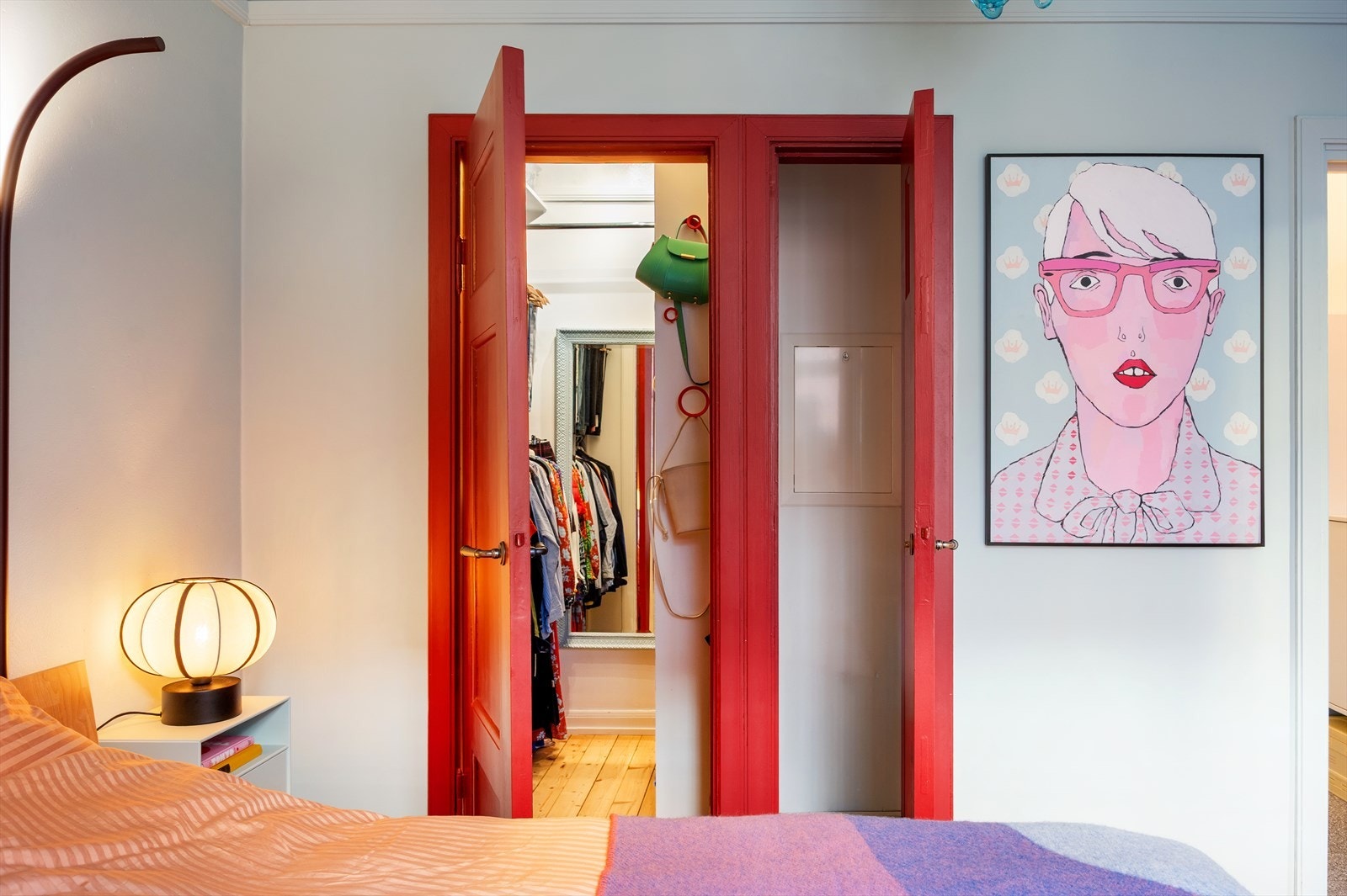 Soverommet har egen garderobe og kott med god oppbevaringsplass. Galleribilde