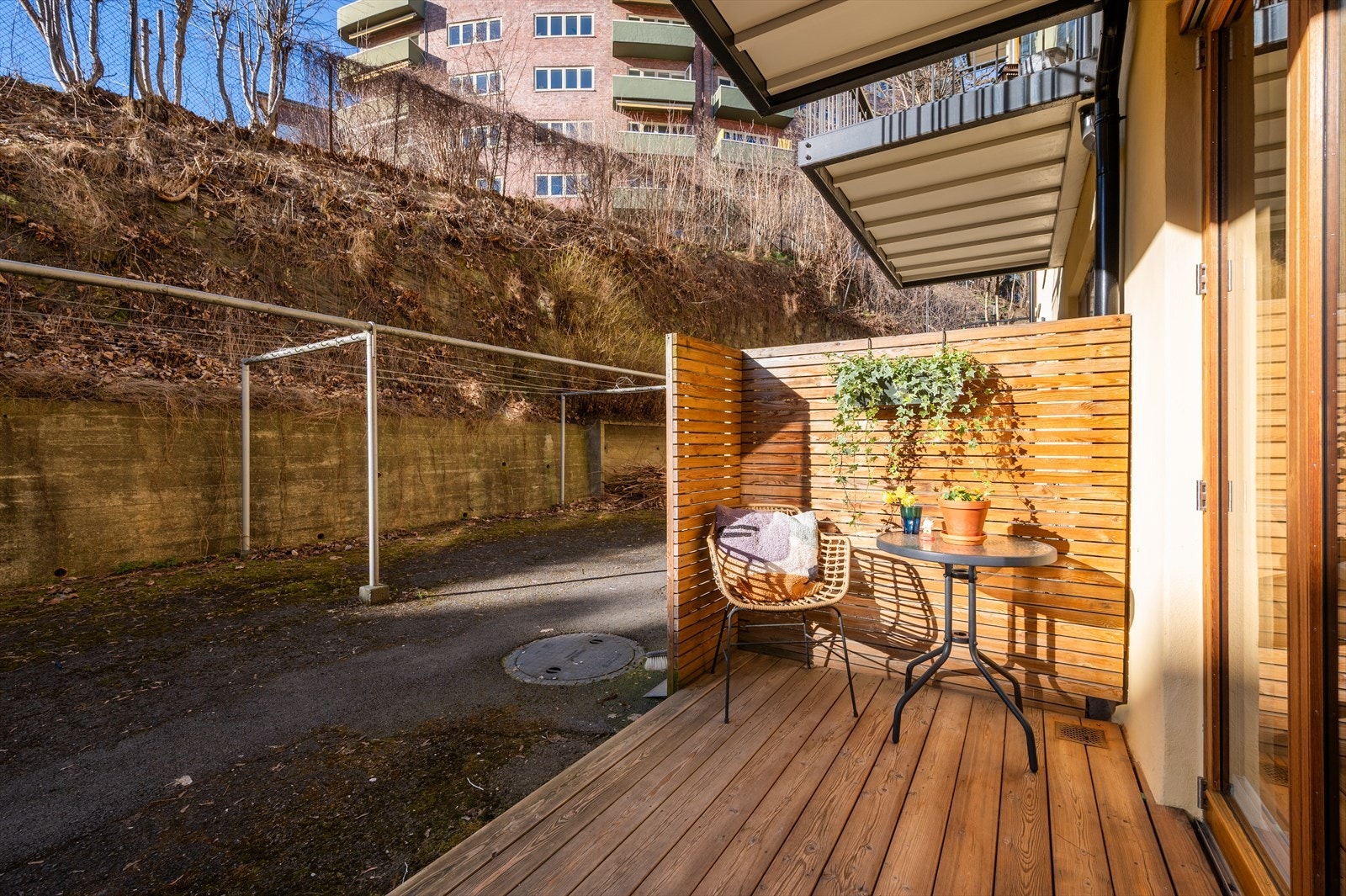 Det er rom for et lite utemøblement og hyggelige uteopphold. Her kan du nyte solen når du kommer hjem fra jobb! Galleribilde