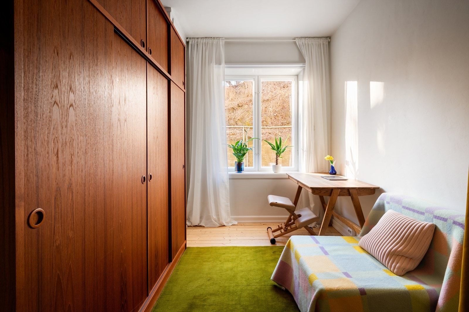 Rommet har fin plass til seng, nattbord og stor garderobeløsning. Galleribilde