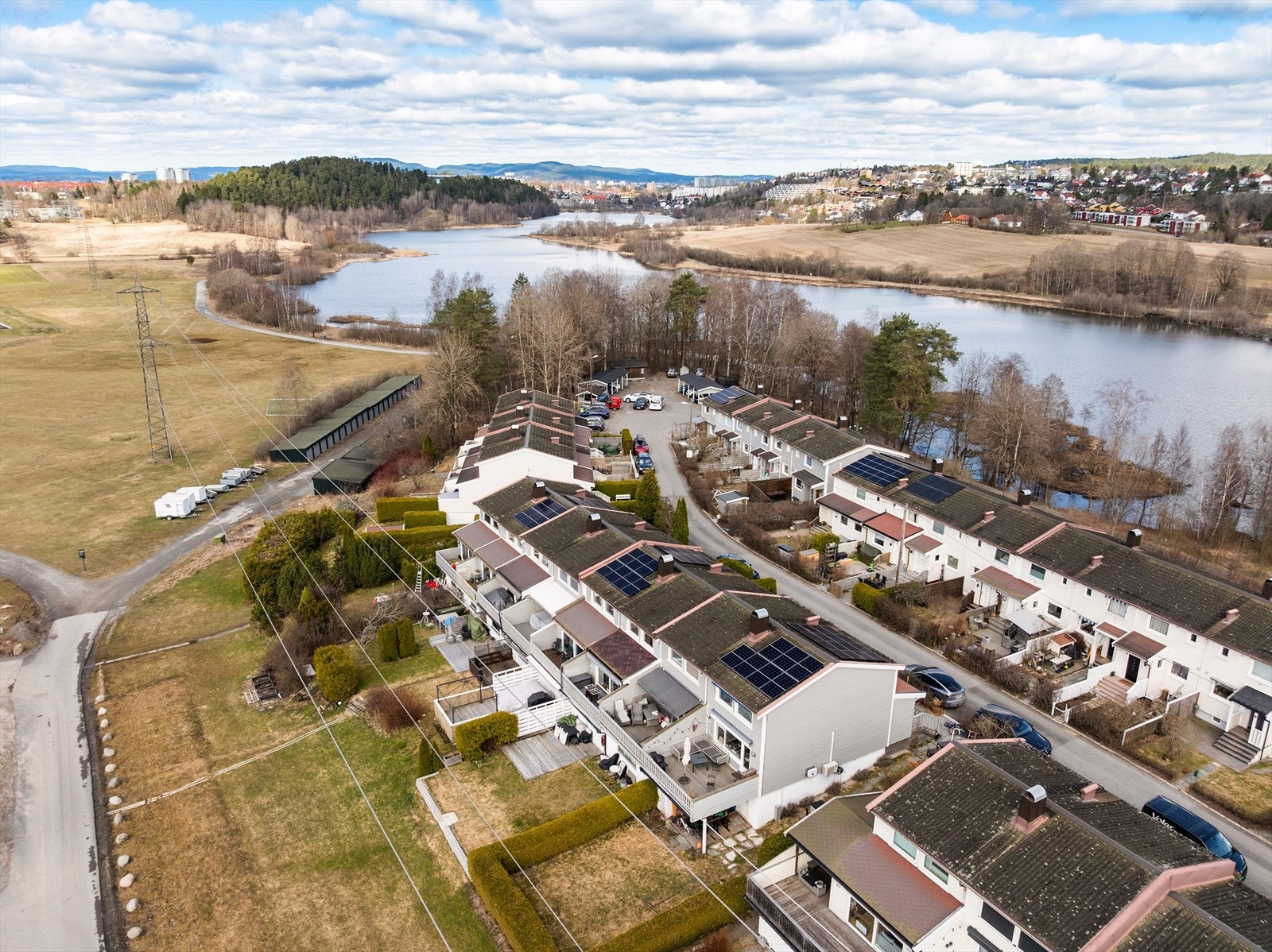 En garasjeplass i felles garasjerekke på ca. 14 m² medfølger Galleribilde