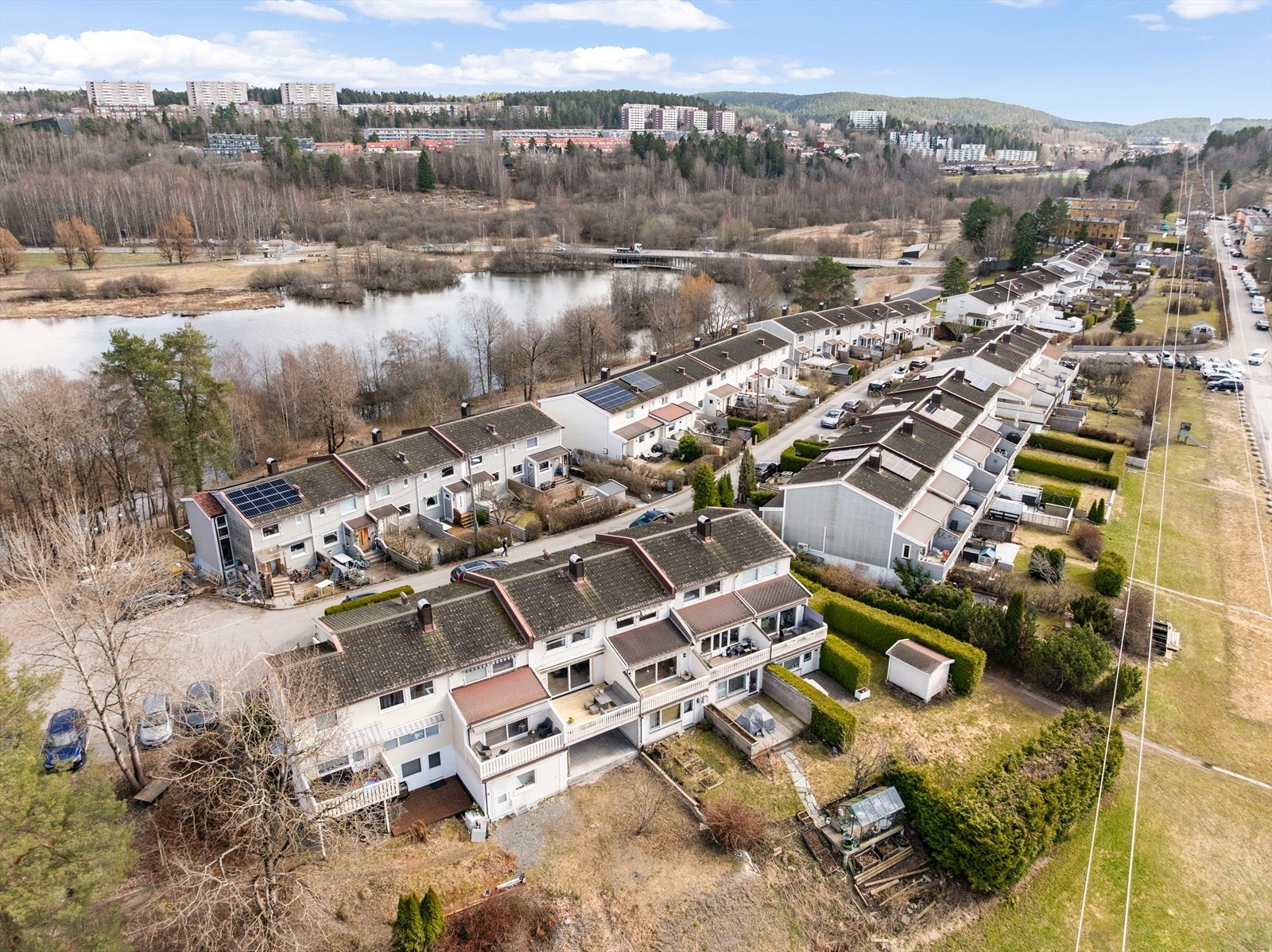 beliggende i et barnevennlig boligområde med nærhet til store grøntområder og naturreservatet Østensjøvannet, samt lekeplasser, barnehage og skoler Galleribilde