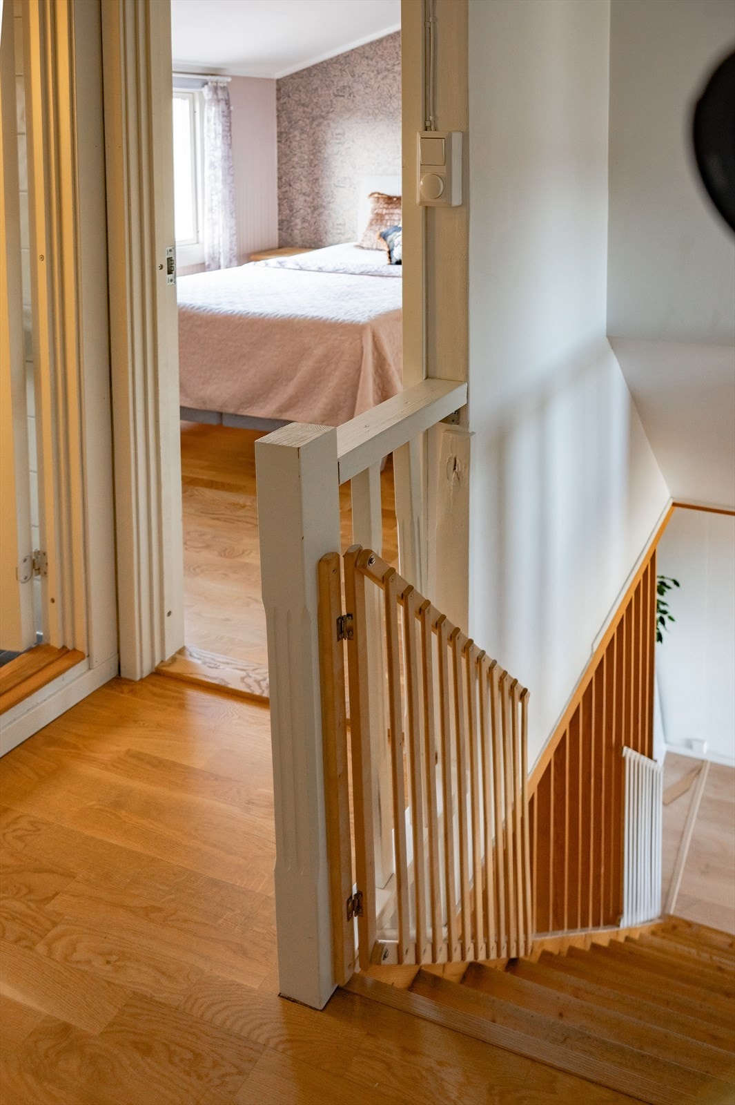 Boligen har en familievennlig planløsning med tre soverom samlet i 2.etasje, sammen med hovedbadet Galleribilde