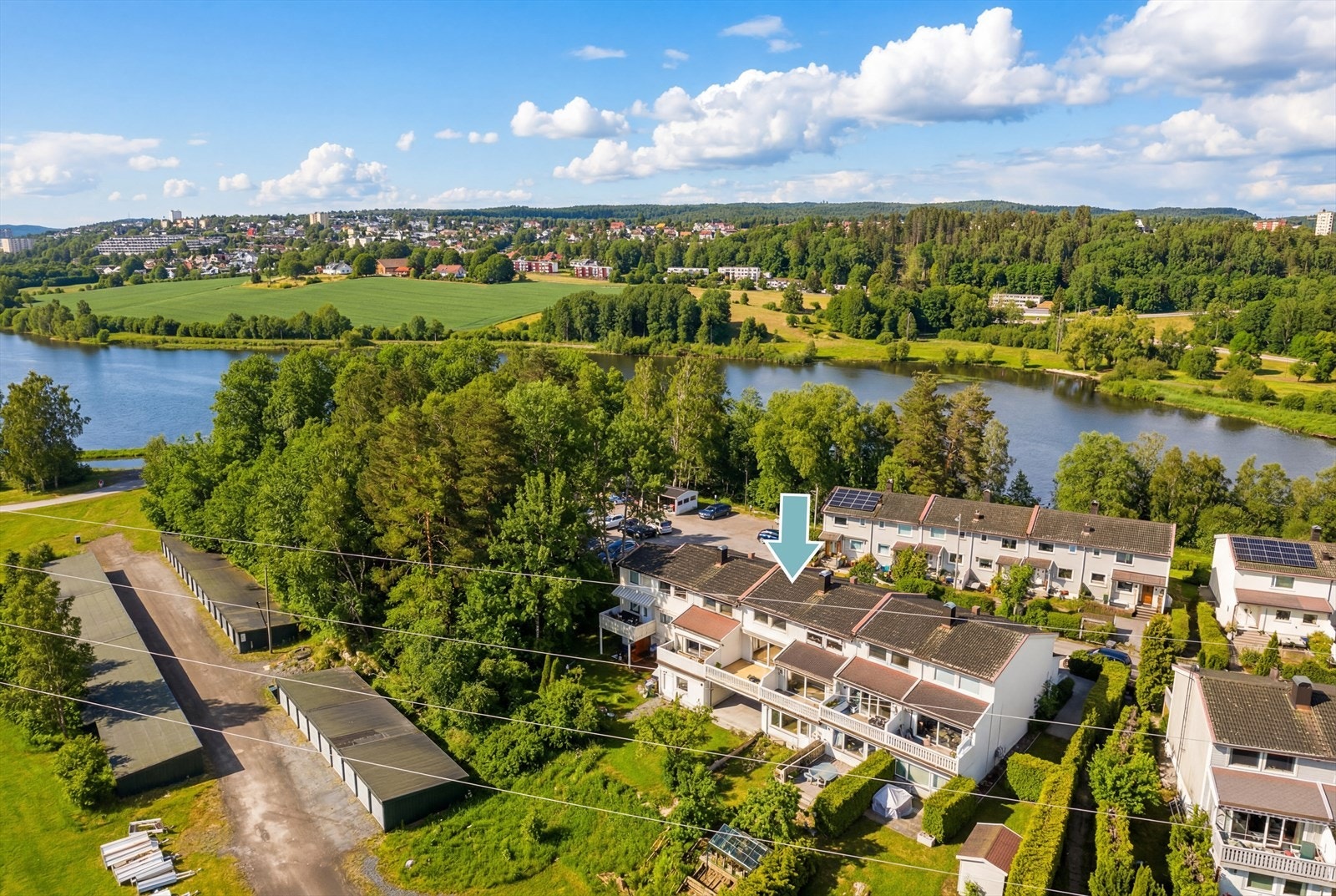 Et idyllisk beliggende rekkehus rett ved Østensjøvannet! (Bildet er AI redigert til annen årstid) Galleribilde