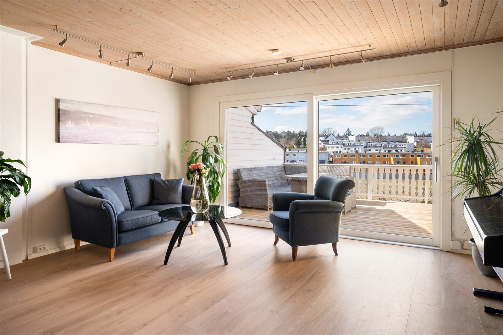Skyvedører montert i 2024 slipper inn rikelig med lys og bidrar til en luftig og god atmosfære Galleribilde