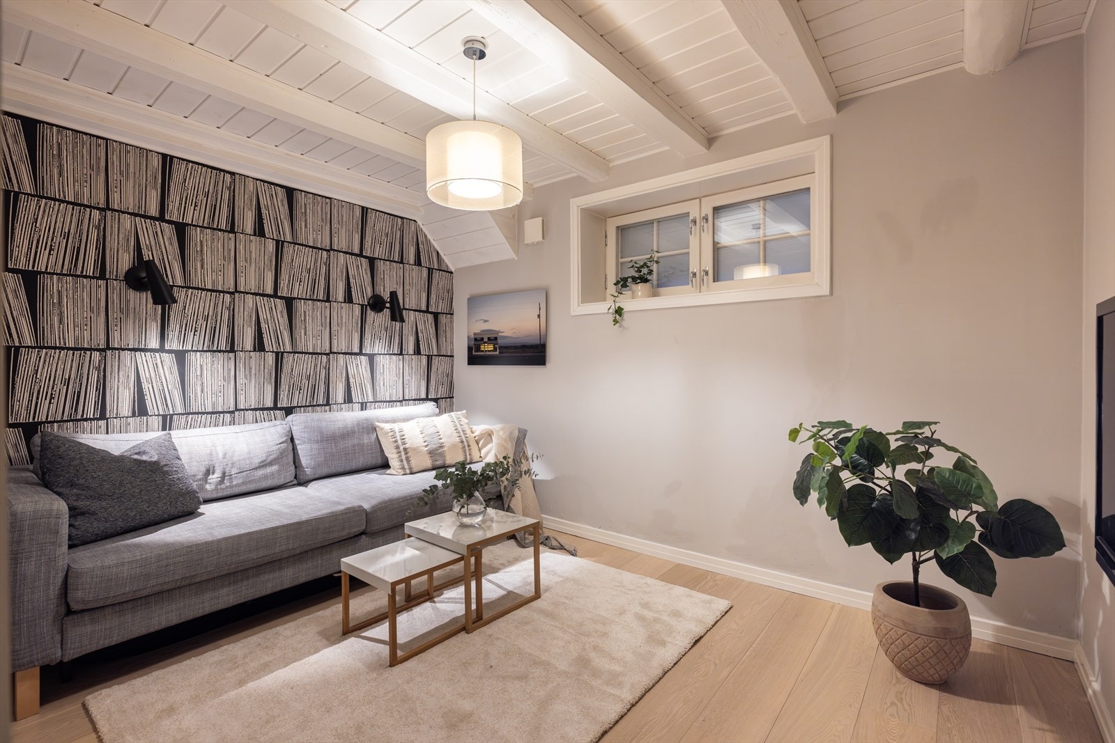 Disponibelt rom i underetasjen benyttes som TV-stue. Galleribilde
