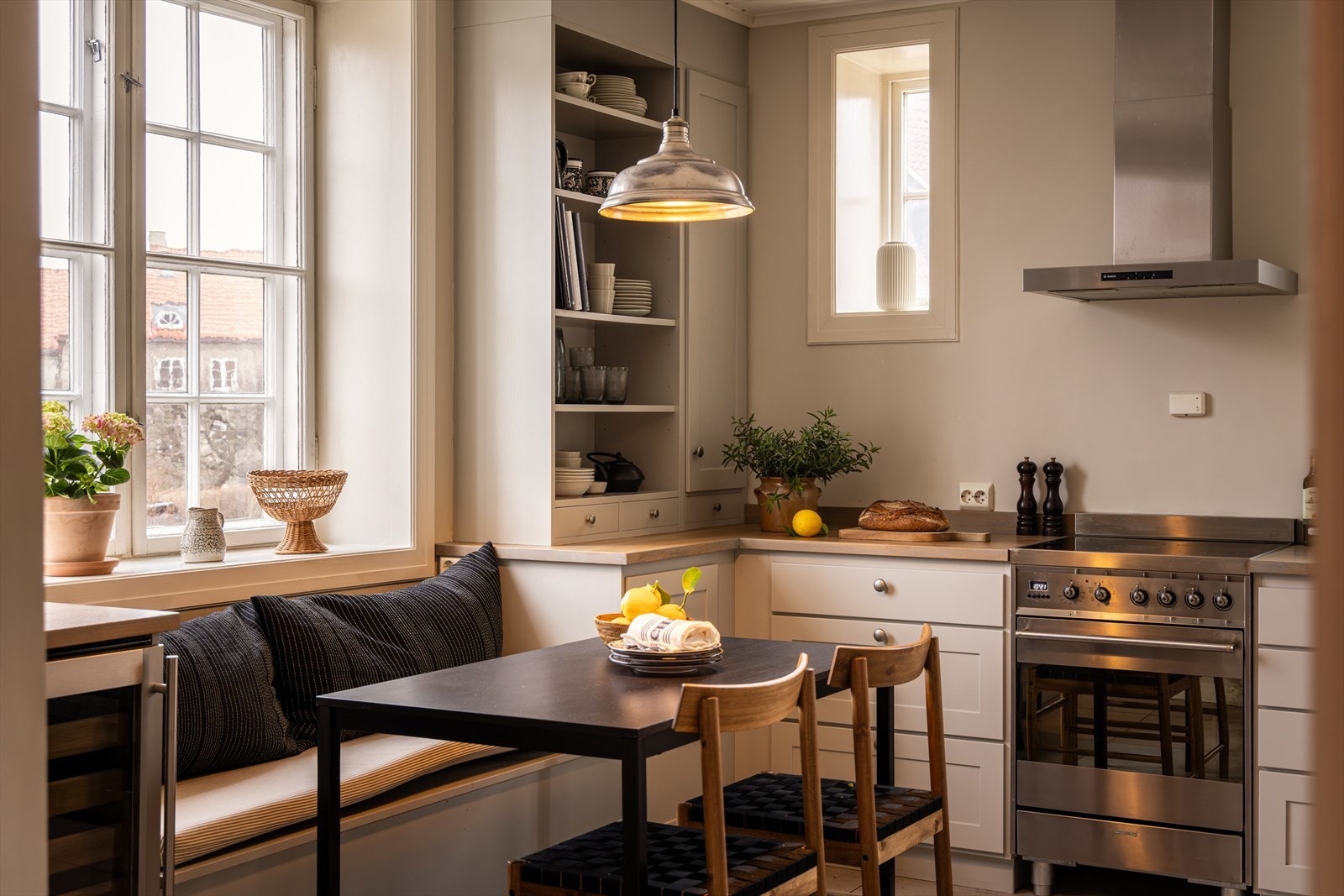 Hyggelig spiseplass som inviterer til både morgenkaffe og gode måltider. Galleribilde