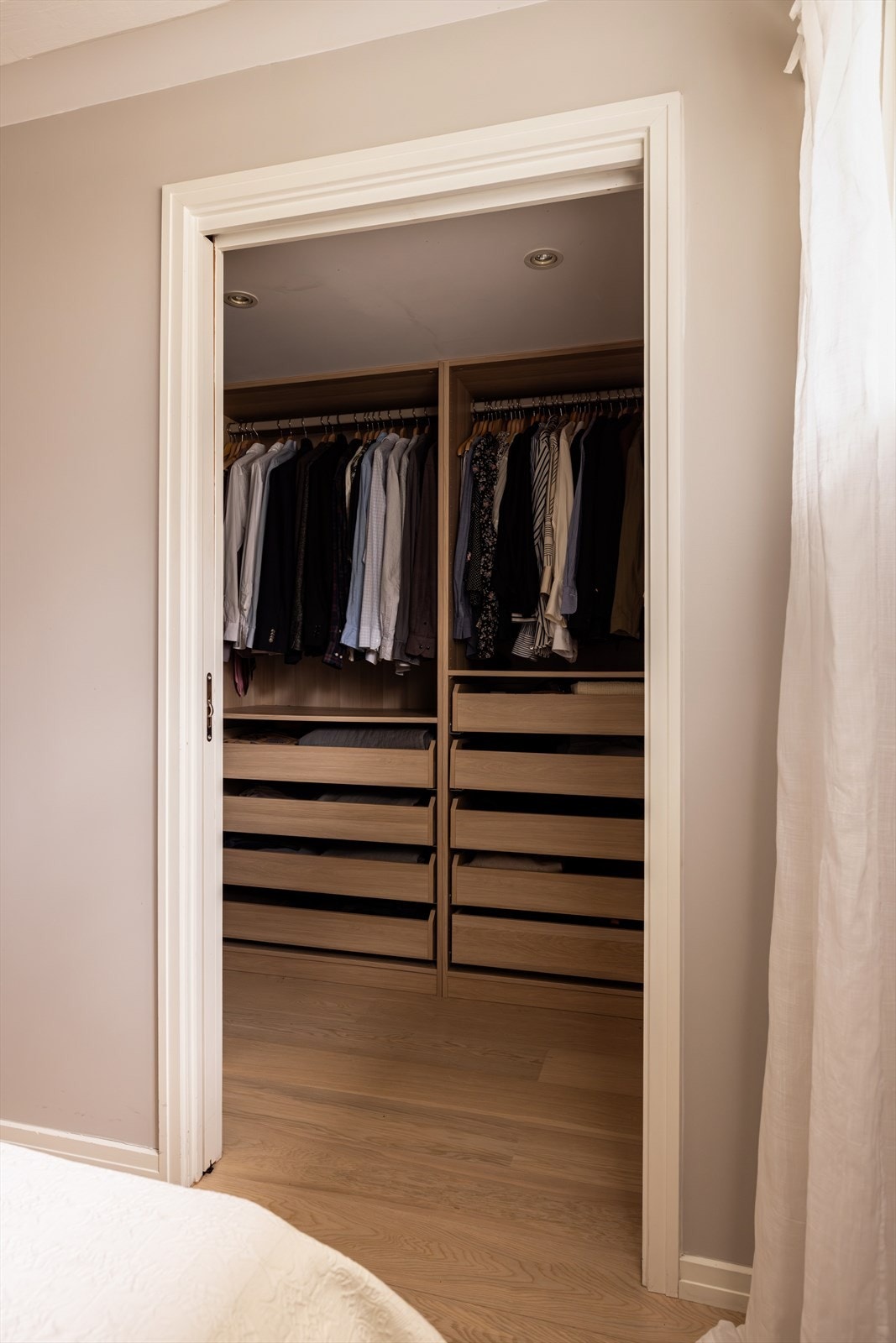 Garderobe i tilknytning til hovedsoverommet. Galleribilde