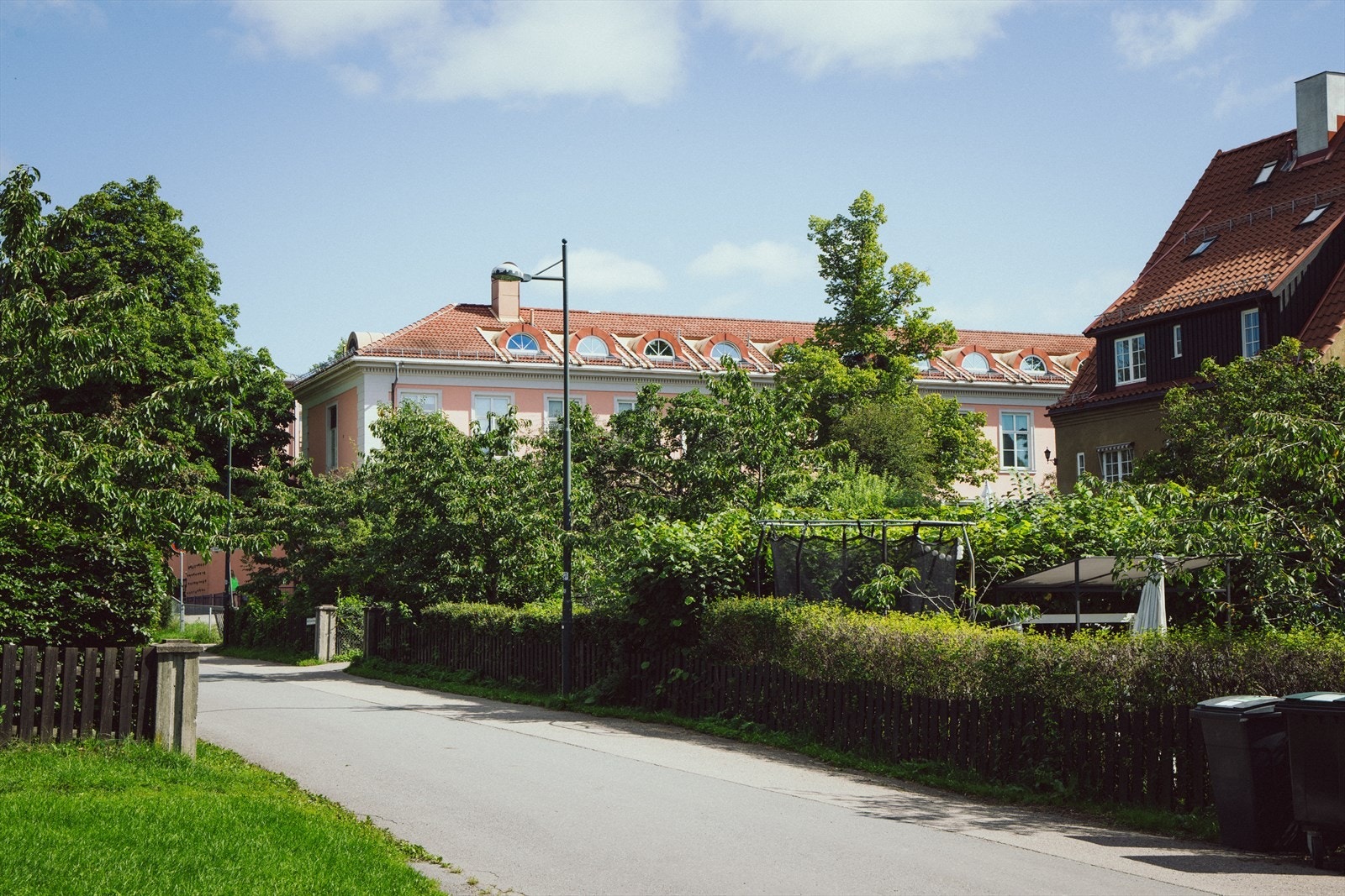 Hyggelige små gater gir en unik landsbyfølelse samtidig som man bor sentralt midt i byen. Galleribilde