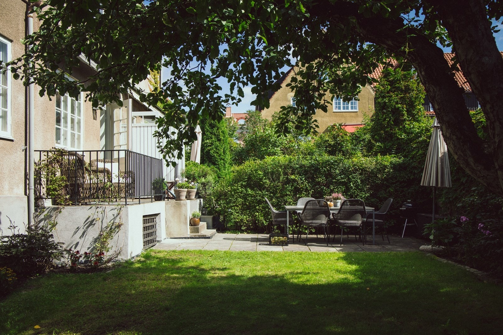 Hagen er meget skjermet og privat med et nydelig, stort epletre. Galleribilde
