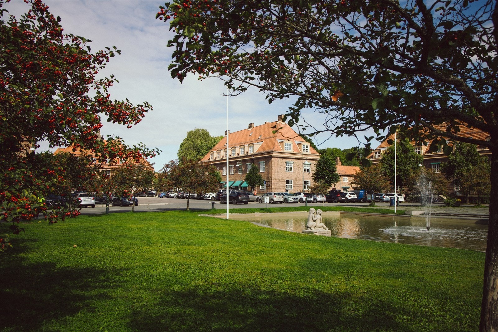 Kort vei til Damplassen med fontene, blomsterbutikk, klesbutikk, pizzarestaurant, delikatessebutikk/dagligvare og Åpent Bakeri. Galleribilde