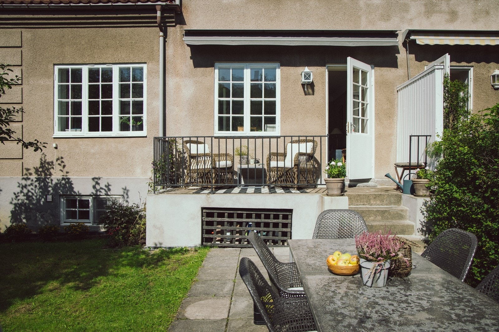 Fra stuen er det utgang til terrasse på ca. 7 m² med videre adkomst til hage. Galleribilde
