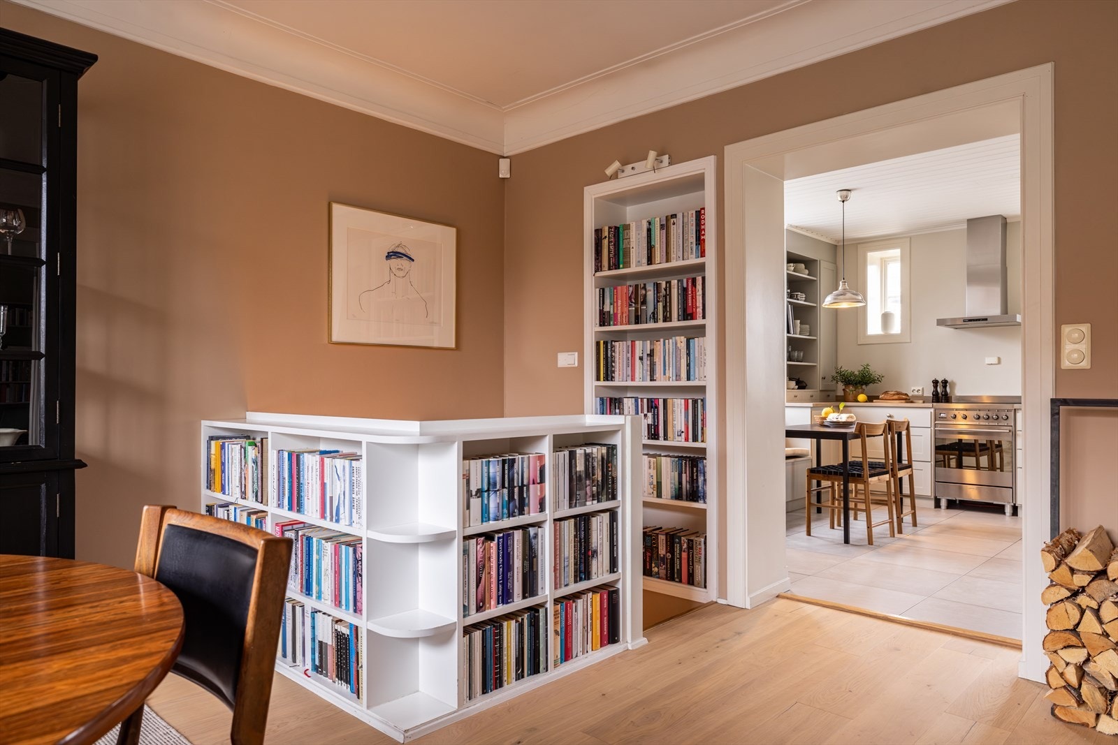Trappen til underetasjen har plassbygde bokhyller med fine detaljer. Galleribilde