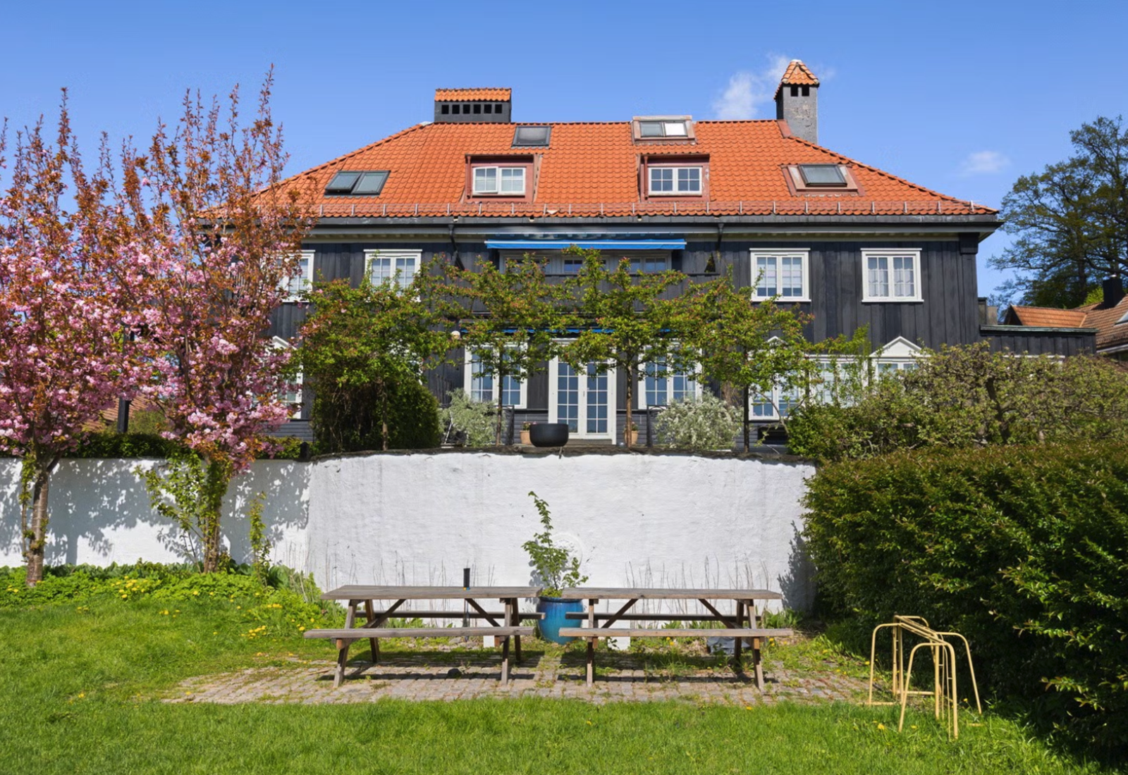 Det store grendehuset troner midt i boligfeltet. Deler av bygget kan leies som selskapslokale med plass til rundt 40 gjester og benyttes til bursdager, konfirmasjoner og årsmøter med mer. Galleribilde