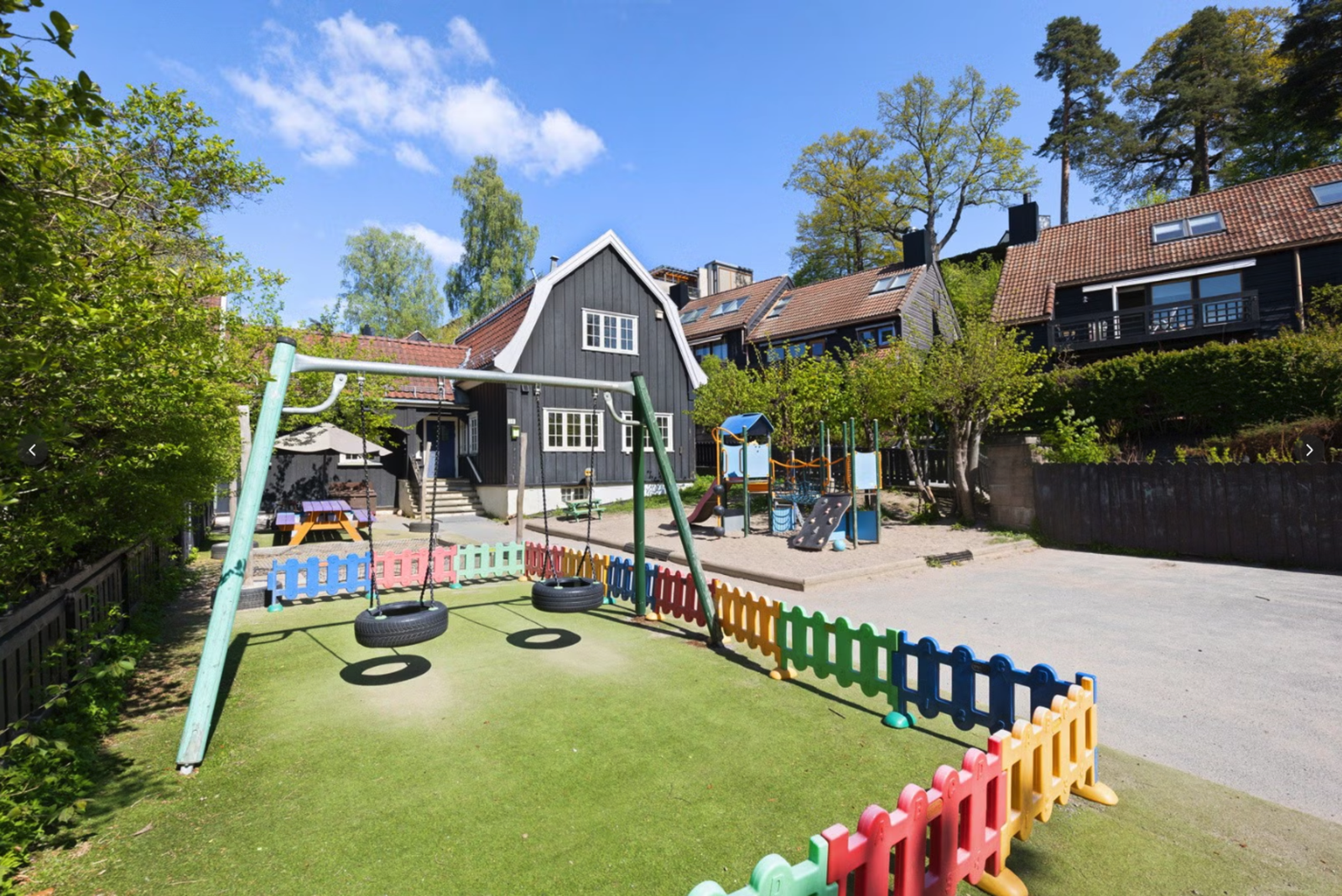 Gangavstand til Smestad barneskole og Ris ungdomsskole. Det er et godt utvalg av både private og kommunale barnehager i området. Boligen har fortrinnsrett i Giskehagens egen barnehage, like utenfor døra. Galleribilde