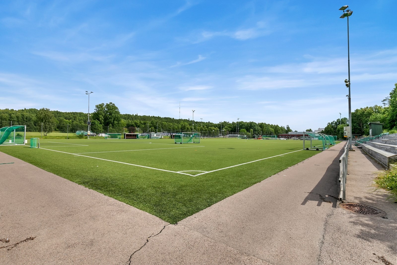 Ekeberg Kunstgressbane. På Ekebergsletta og i Skulpturparken på Ekeberg finnes også gode rekreasjonsmuligheter både sommer og vinter. Galleribilde
