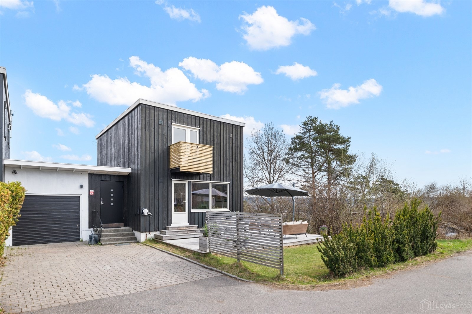Parkering i garasje og på gårdsplass. Garasjen er på ca. 19 m² og er avdelt med innredet bod. Elbillader ble installert i 2023. Galleribilde