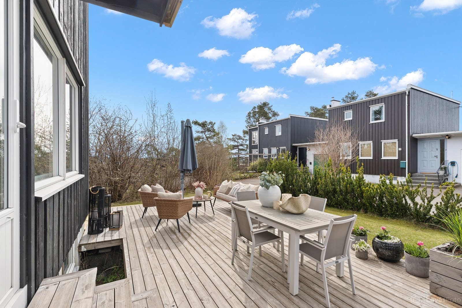 Direkte adkomst fra stue til terrasse på hele 31 m² og hage. Galleribilde