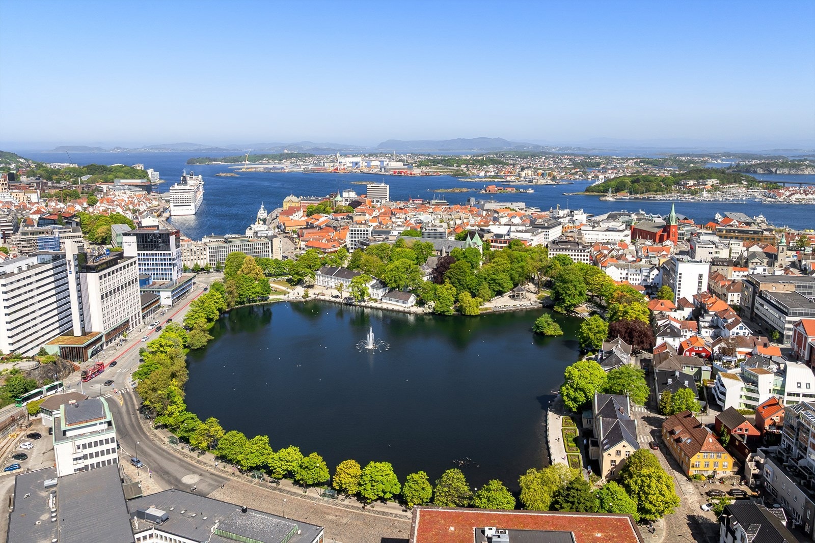 Stavanger sentrum har et unikt mangfold av butikker, kafeer, utesteder, restauranter og kulturtilbud. Galleribilde