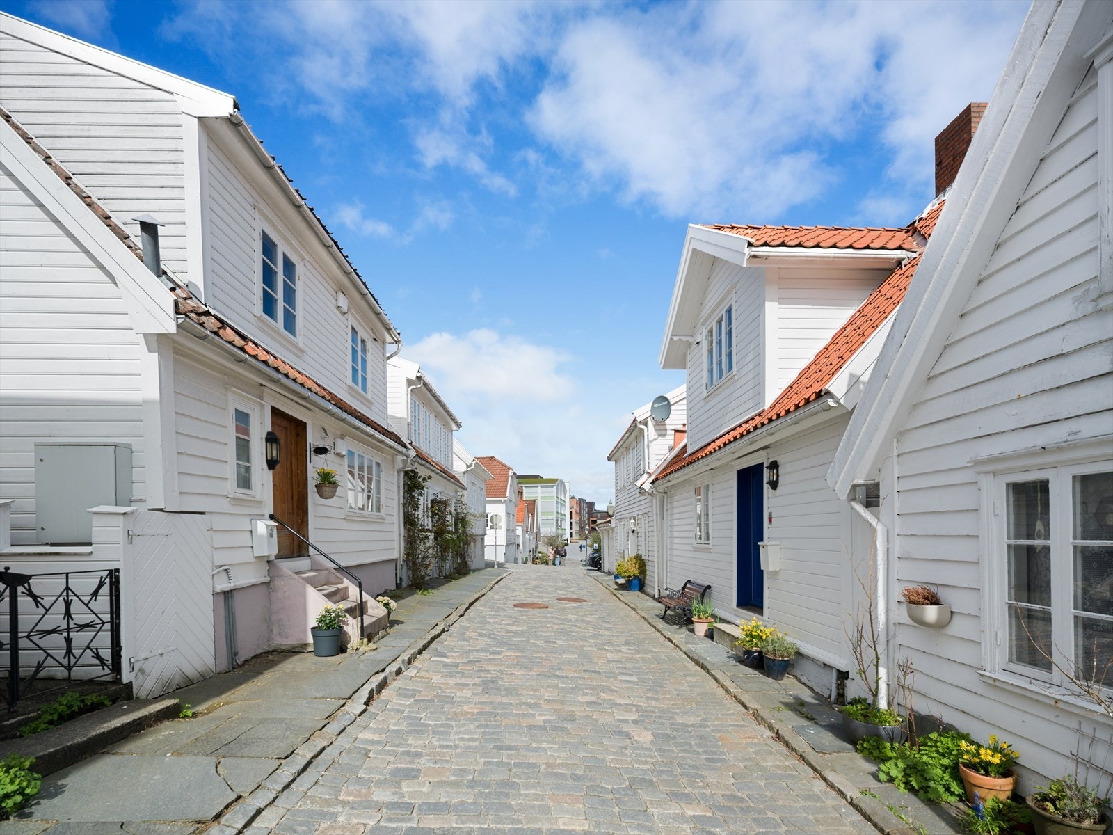 Brosteinsbelagte gater, grønne gressplener, bugnende blomsterbed og sjarmerende småhusidyll. Galleribilde