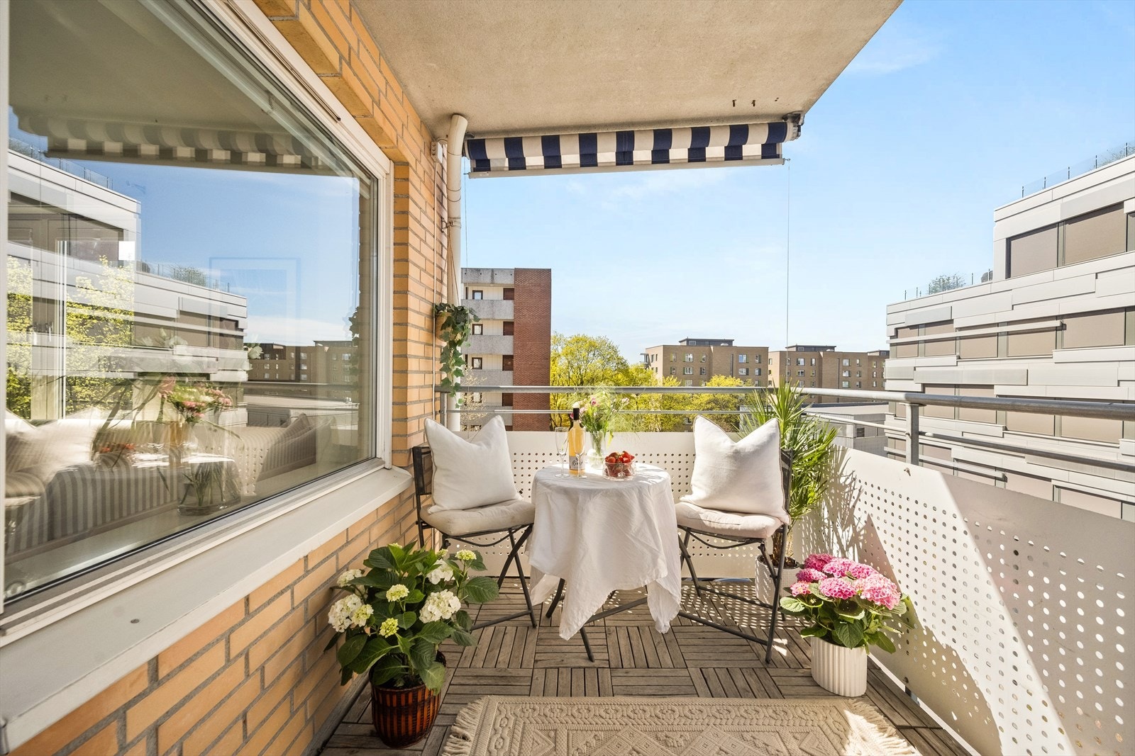 Kasper Hillås har gleden av å presentere Grefsenveien 48B. Foto: Martine Eren Jacobsen. Galleribilde