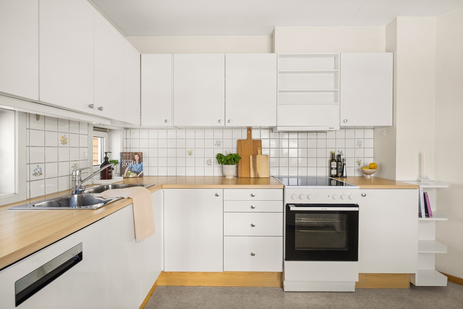 Det er avsatt plass til frittstående hvitevarer som komfyr, kjøleskap og oppvaskmaskin. Ventilator over stekesonen. Galleribilde