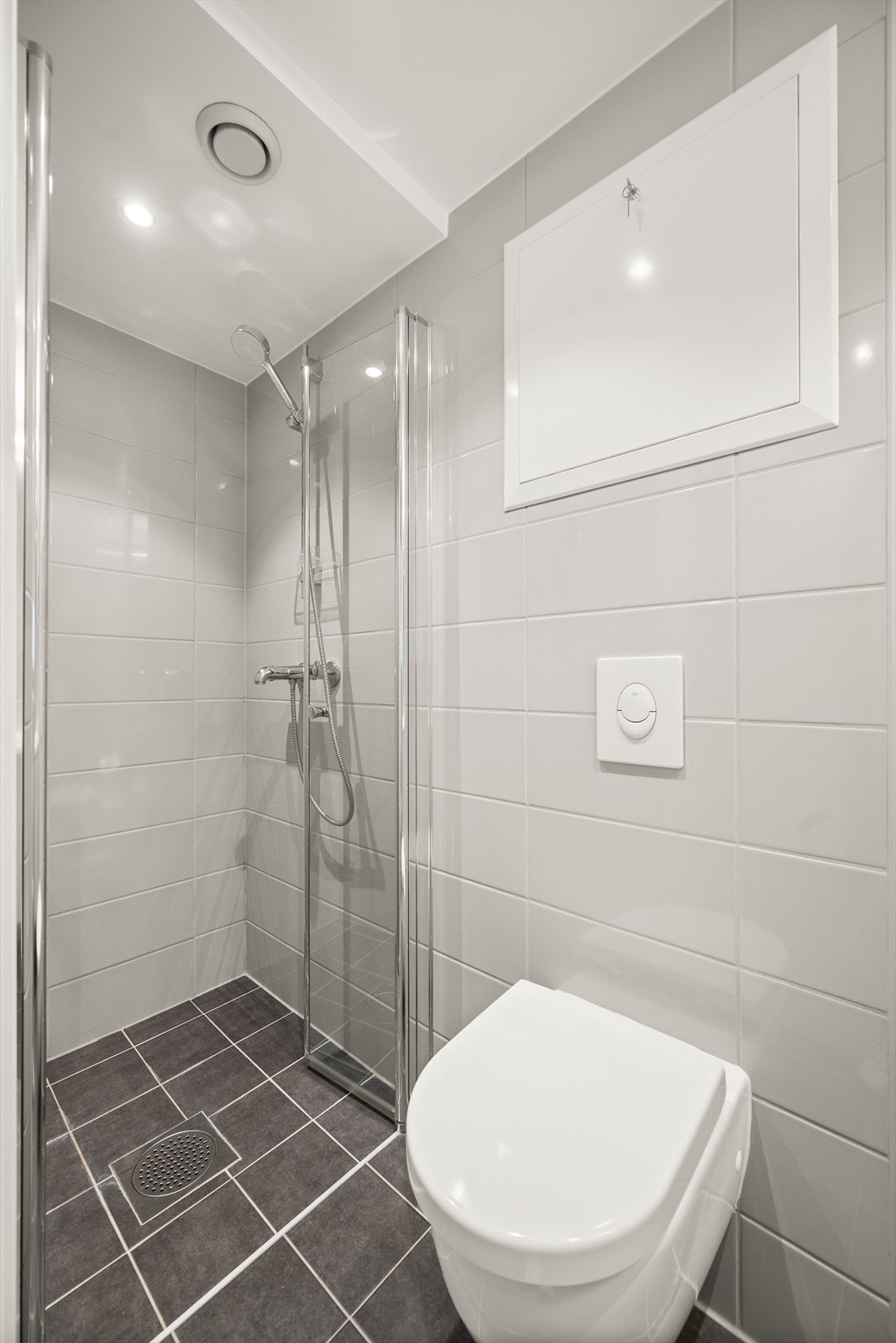 Delikat baderom pusset opp i 2017 i regi av sameiet. Badet har flislagte overflater, innfelte downlights og elektrisk gulvvarme. Galleribilde