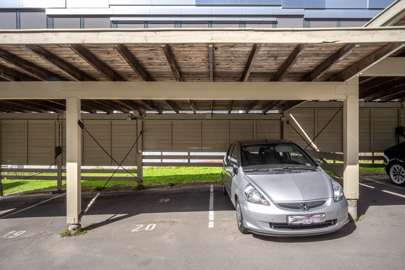 Leiligheten disponerer parkeringsplass i carport. Galleribilde