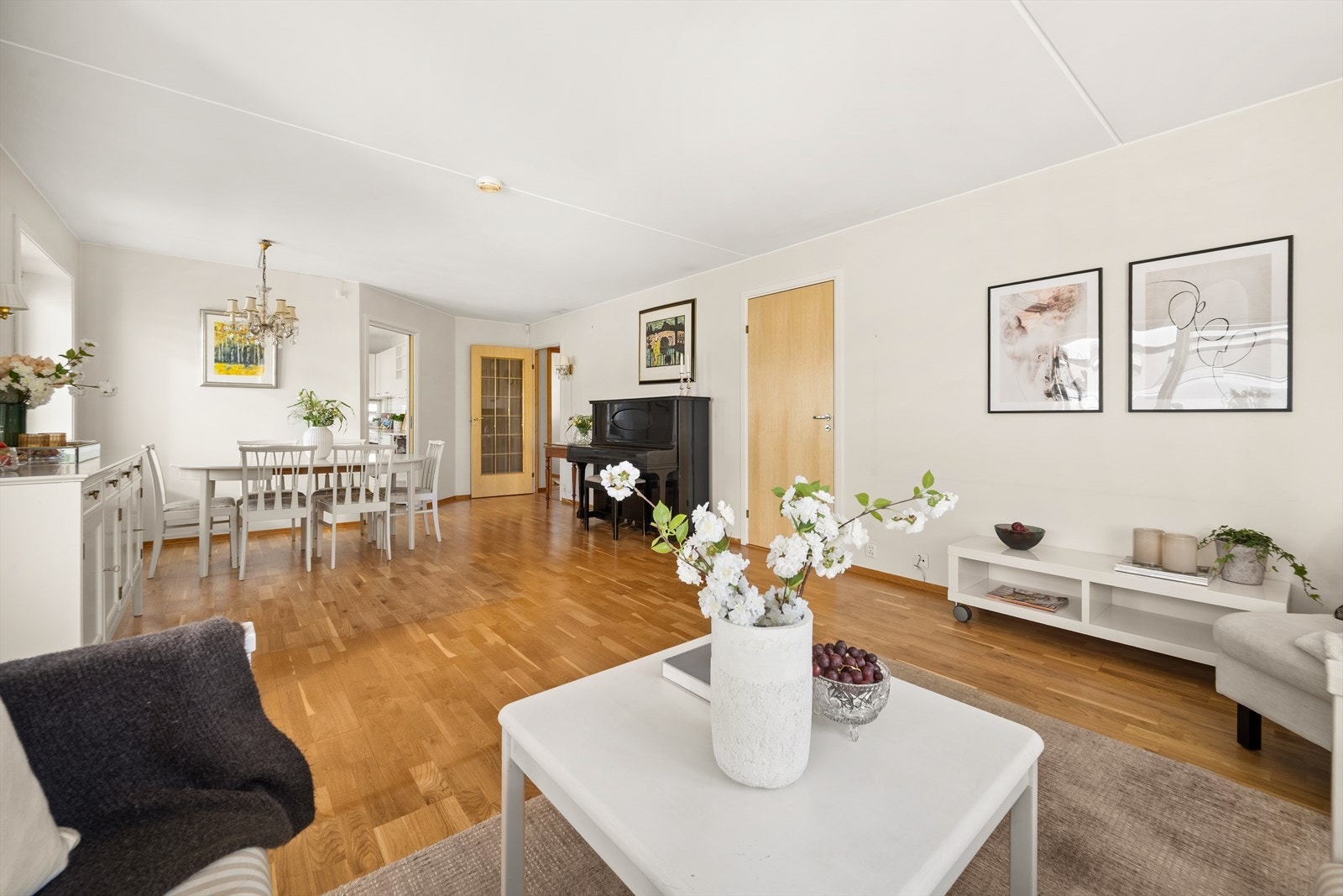 Stuen en planløsning som oppleves naturlig og enkel å innrede. Galleribilde