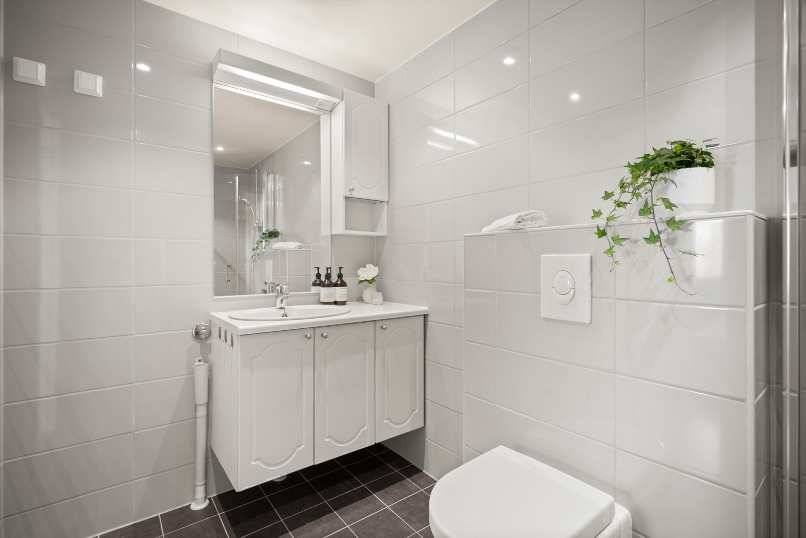 Badet ble pusset opp i 2017, og har flislagte overflater, elektrisk gulvvarme og innfelte downlights i himlingen. Galleribilde