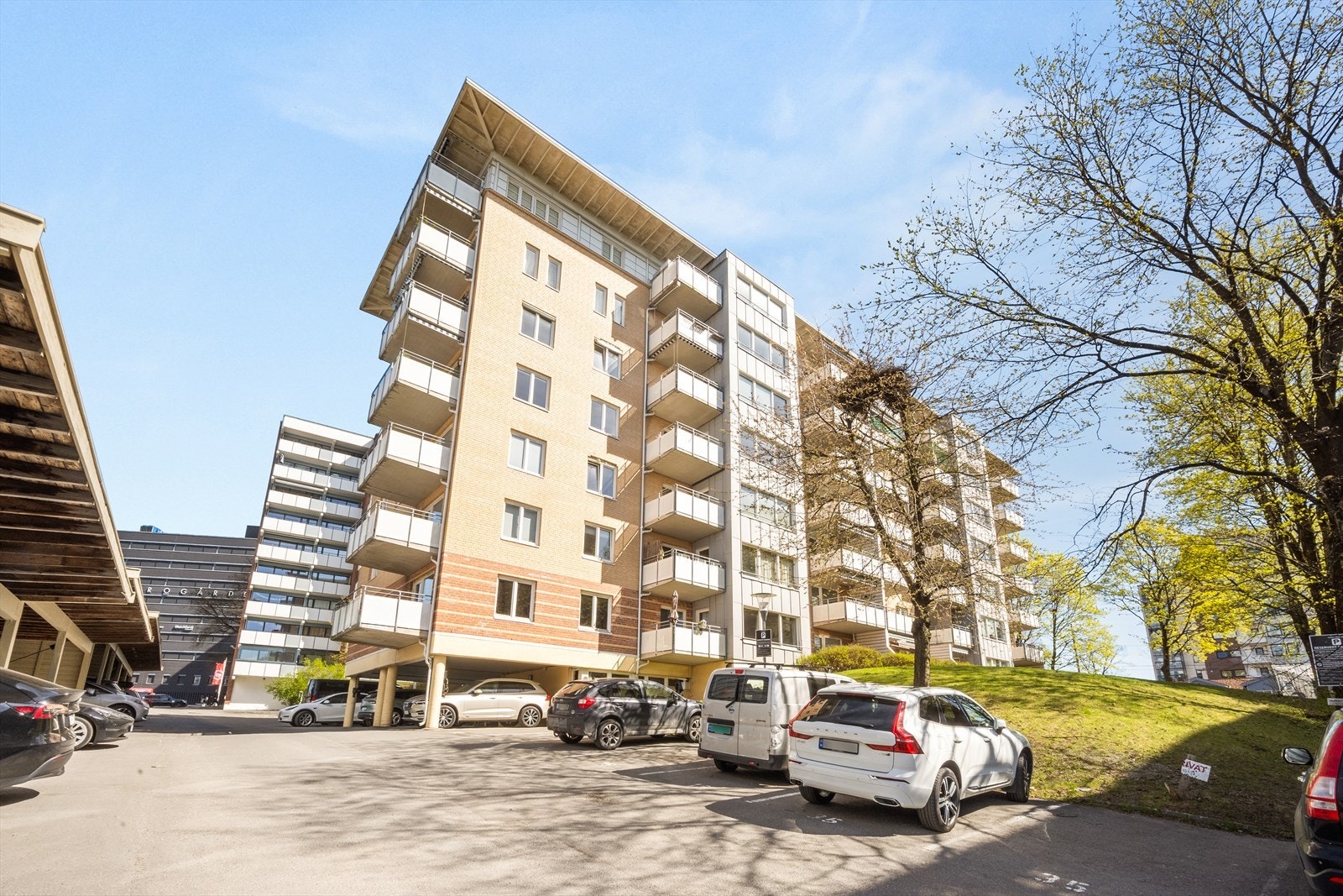 Fasade. Det er felles sykkelparkering i lukket rom. Galleribilde