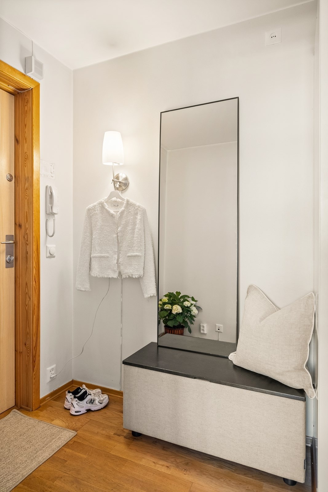Velkommen inn! Her er det god plass til skohylle og knagger for oppbevaring av yttertøy. Galleribilde
