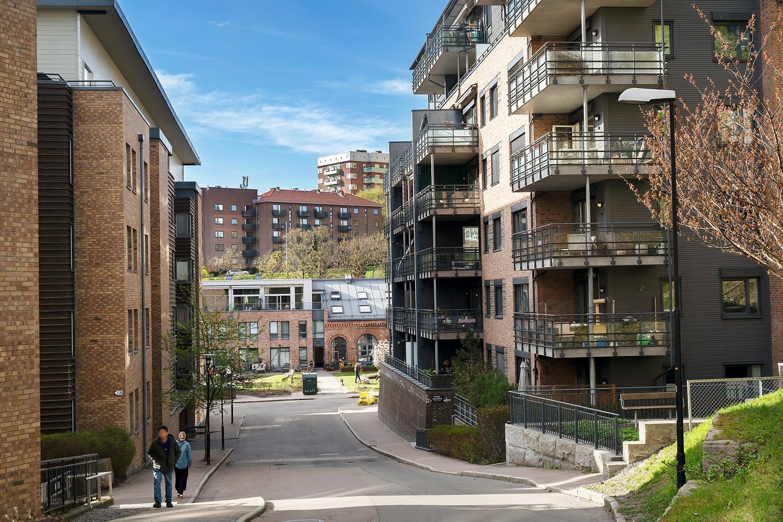 Boligen har en skjermet og idyllisk beliggende på Lilleborg like ved Akerselva i bydel Sagene. Galleribilde