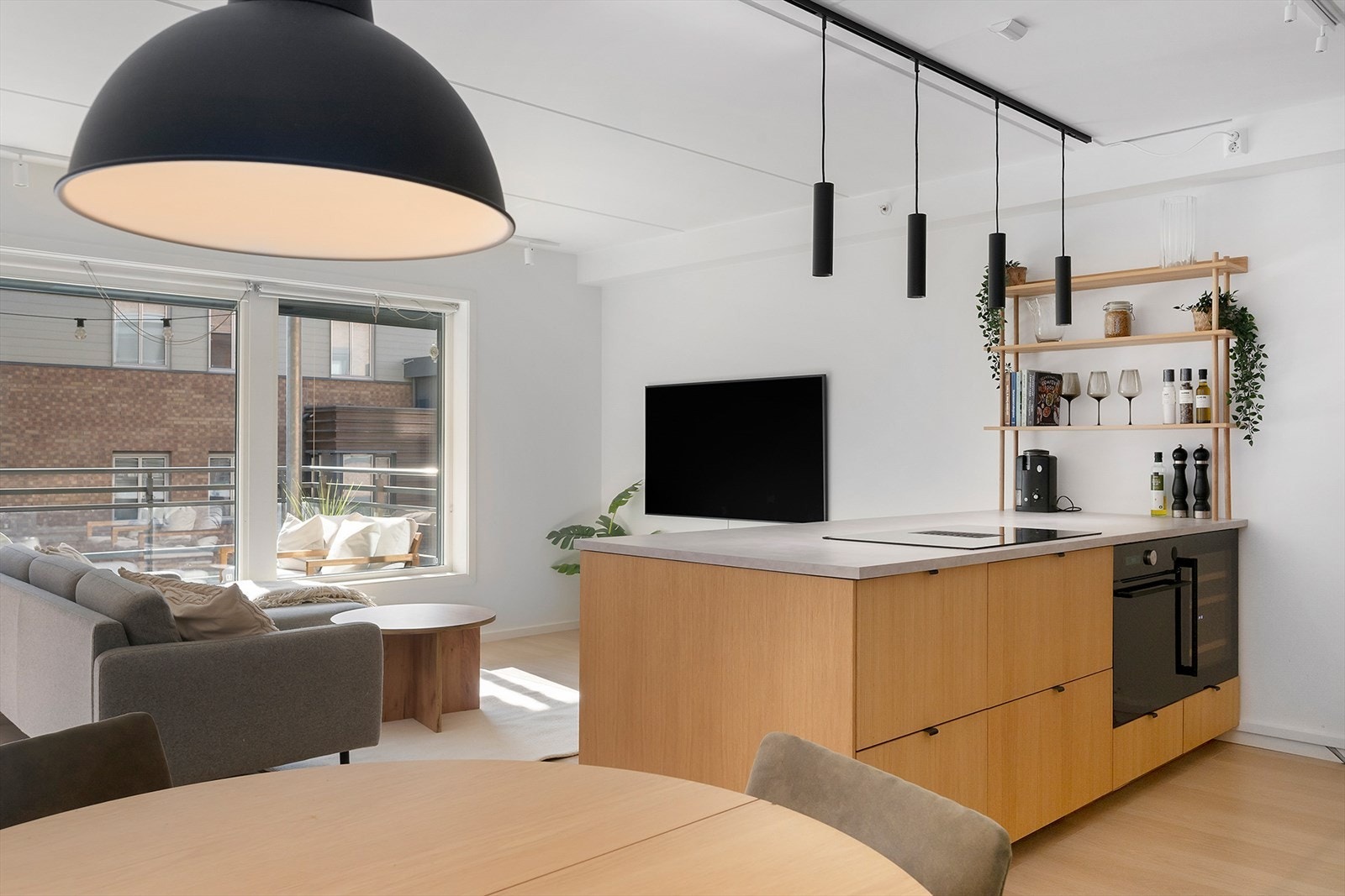 Her får du gode møbleringsmuligheter og store vindusflater som slipper inn rikelig med lys. I stuen er det god plass til sofagruppe og spisebord. Galleribilde
