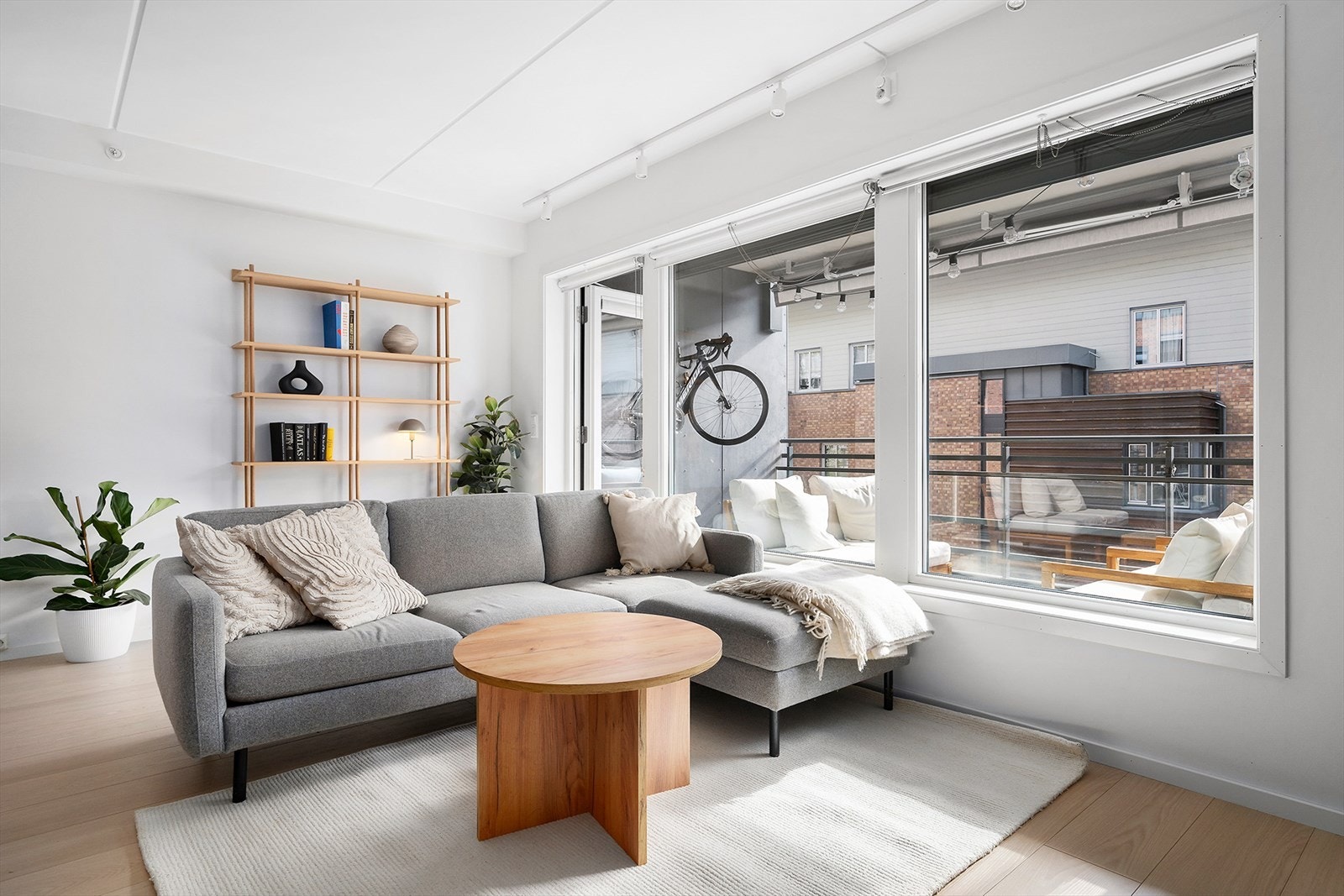 Leiligheten har balansert ventilasjon vannbåren gulvvarme med soneregulering i de fleste rom, noe som bidrar til god komfort i hverdagen. Galleribilde