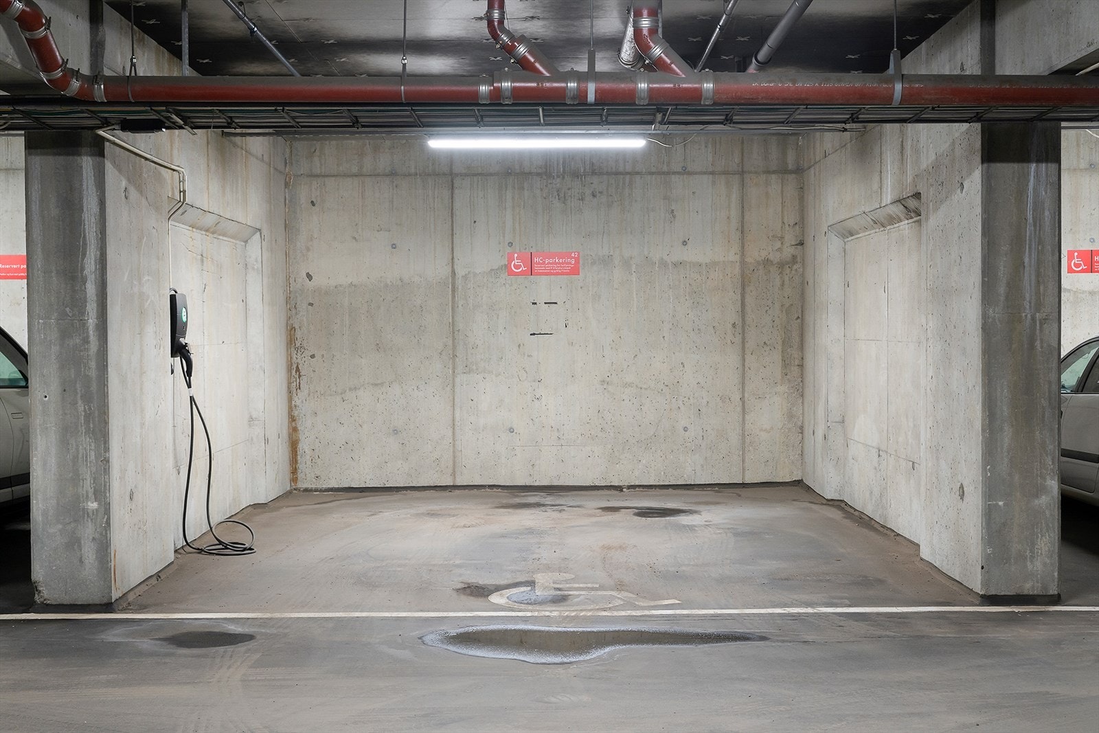 Medfølger bruksrett til garasjeplass (nr. 42) i felles underjordisk garasjeanlegg følger seksjonen. I garasjen er det det etablert egen ladeboks på plassen. Galleribilde