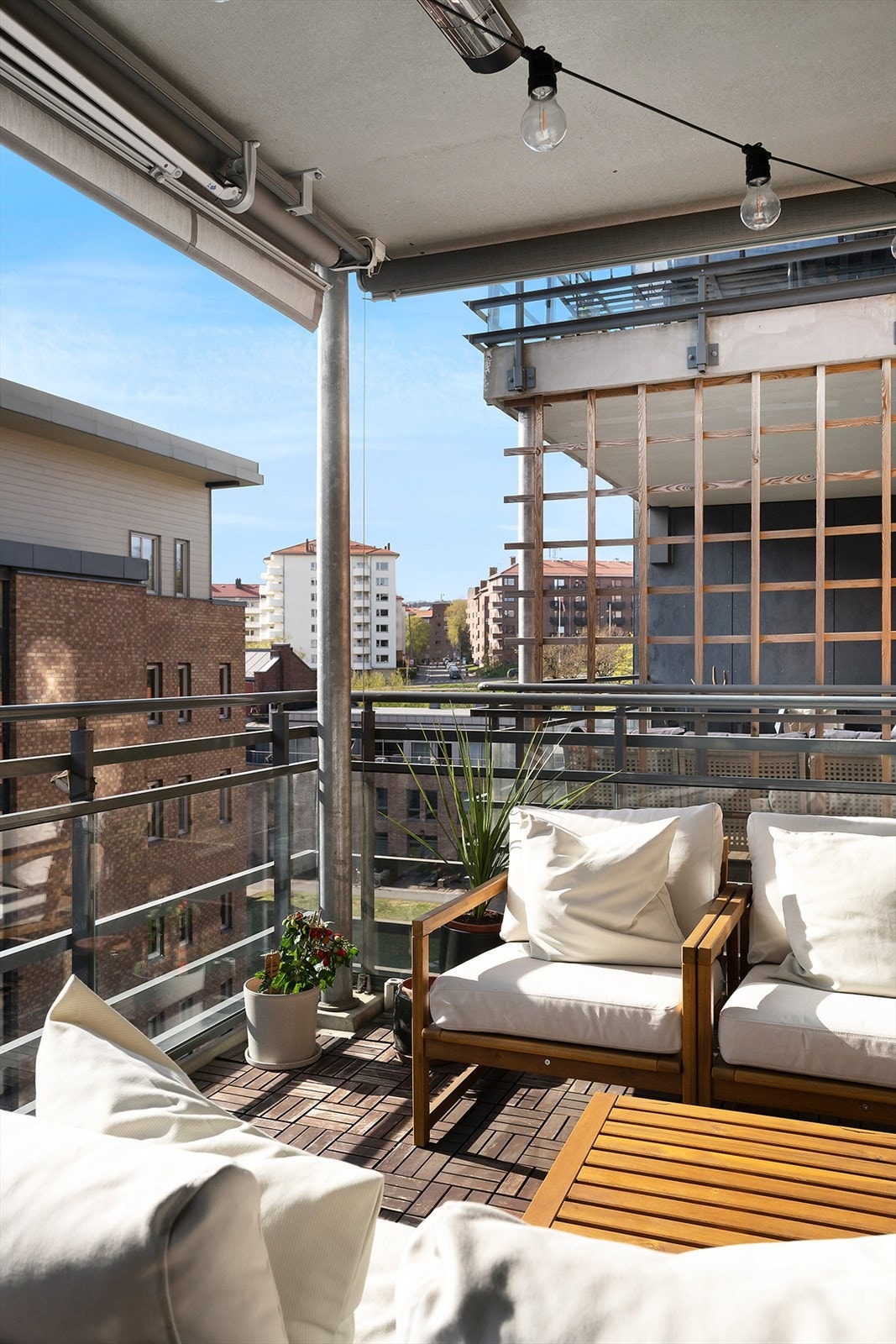 Balkongen har betongdekke med tremmegulv i treverk, rekkverk med herdet glass, samt praktiske kvaliteter som terrassevarmer, lampe og stikkontakt. Galleribilde