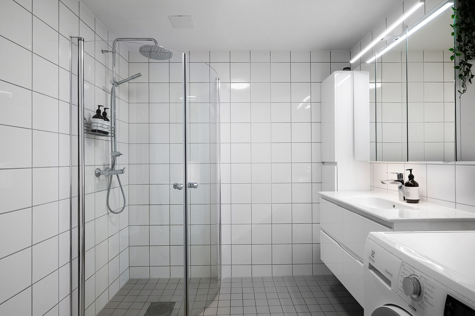 Flislagt bad fra byggeåret 2013 med flere oppgraderinger utført i senere tid. Badet fremstår funksjonelt og godt innredet med servantseksjon med skuffer og heldekkende servant, speilskap med integrert belysning samt veggskap for ekstra oppbevaring. Galleribilde