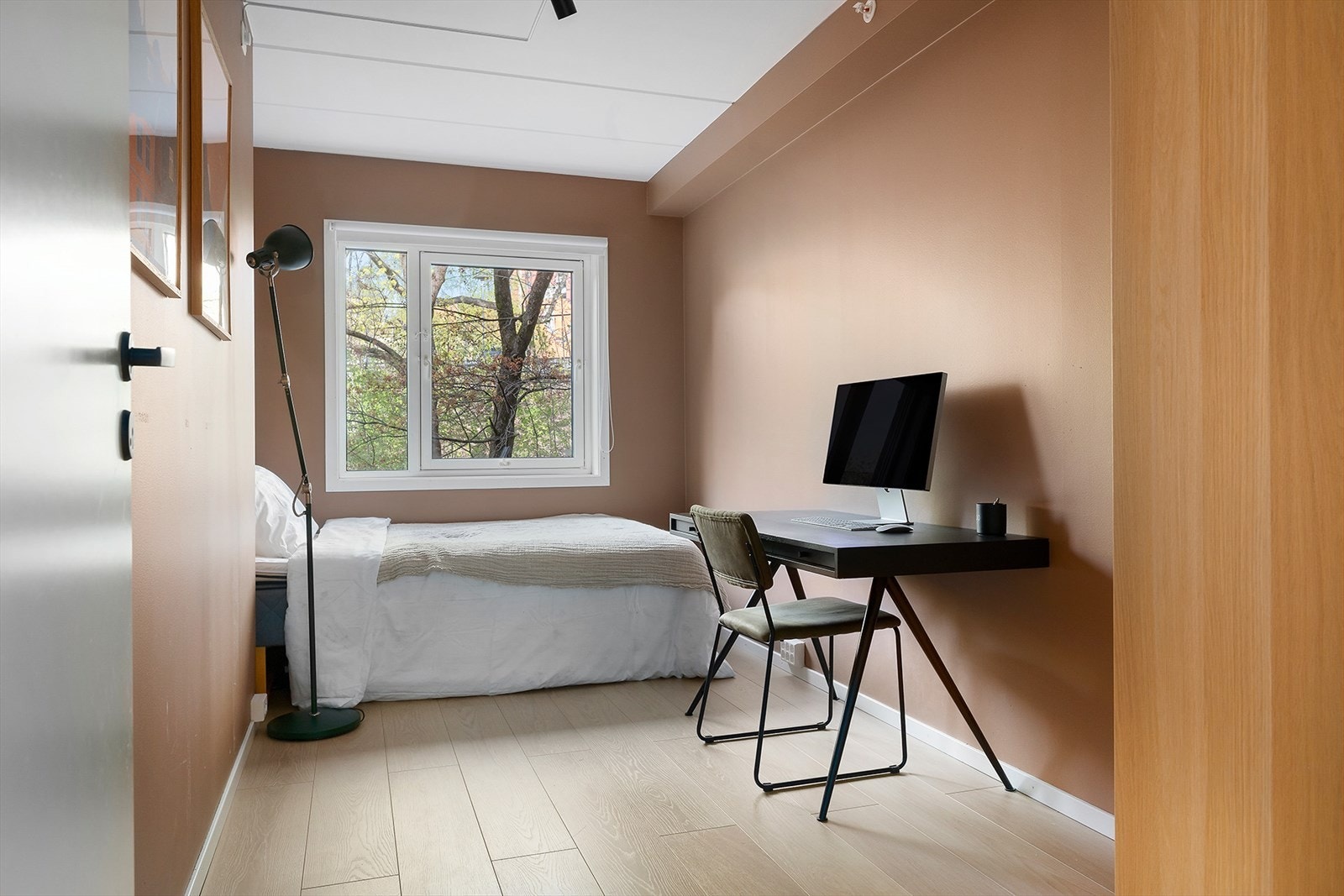 Soverom II er et fleksibelt rom som egner seg godt som barnerom, gjesterom eller hjemmekontor. Her er det plass til seng, skrivebord og oppbevaring. Galleribilde