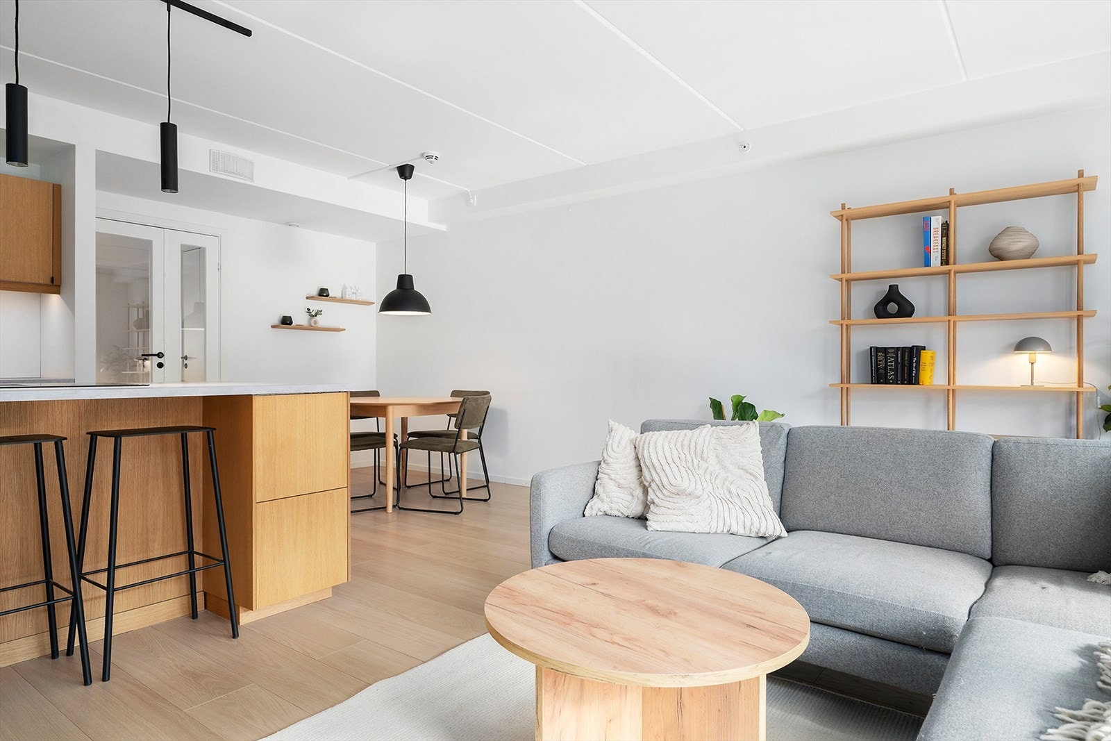 Praktisk barløsning ved kjøkkenøyen, perfekt for morgenkaffen, raske måltider eller hyggelig selskap under matlagingen. Galleribilde