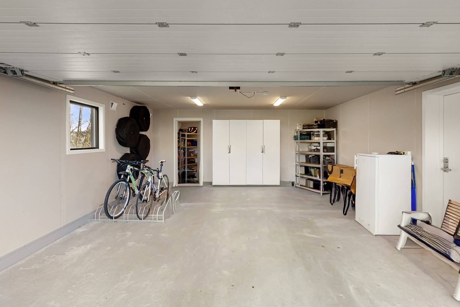 Flott garasje med egen bod/teknisk rom. Her kan du gå tørrskodd til og fra boligen. Galleribilde