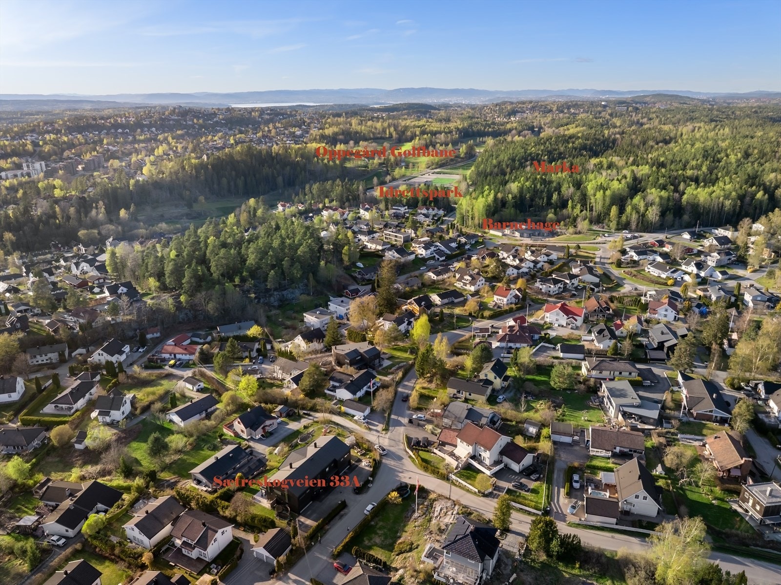 Nærområdet med barnehage, marka, idrettspark og Oppegård Golfbane. Galleribilde