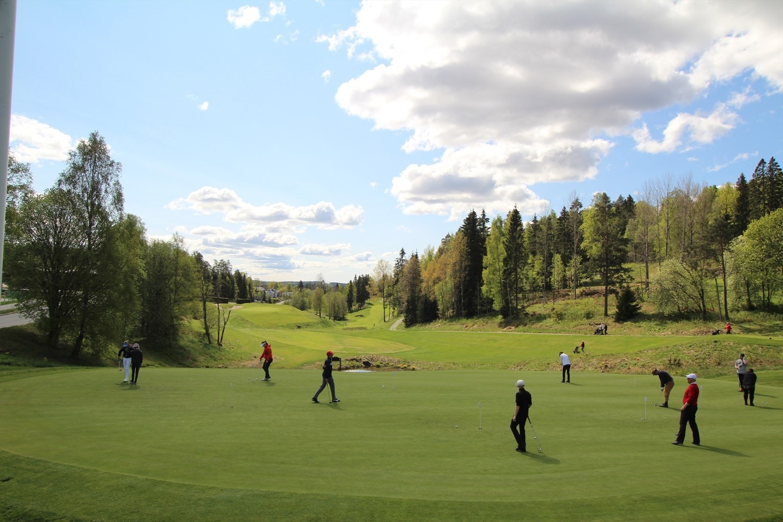 Oppegård Golfklubb med 18-hulls golfbane, som er både utfordrende og vakker, med varierte terreng og en flott beliggenhet i skogsområder. Galleribilde
