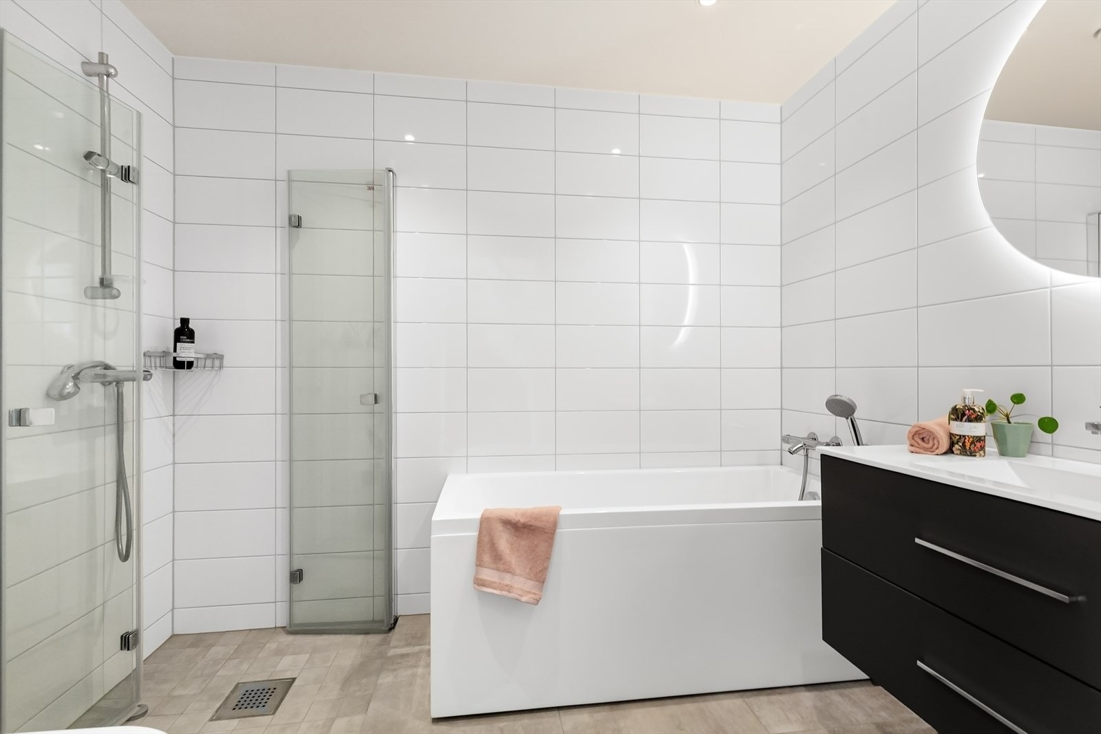 Bad i 1.etasje med dusj og badekar. Galleribilde