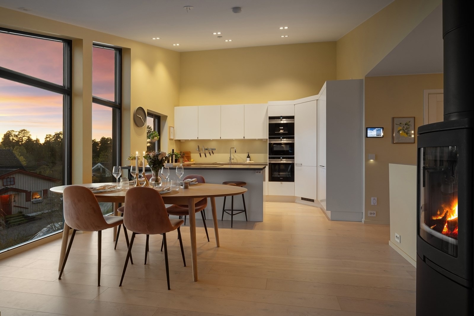 Flott kjøkkenløsning med downlights og god takhøyde. Rikelig med integrerte hvitevarer fra Siemens. Kjølehjørne og fryseskap. Galleribilde