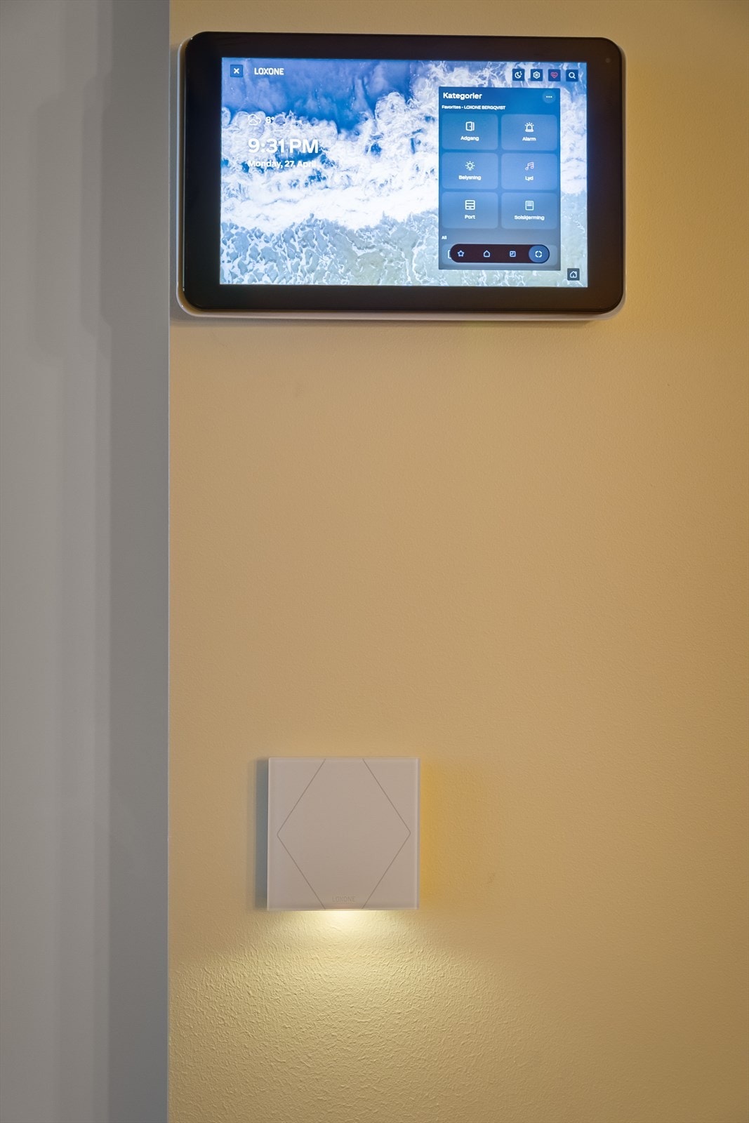 Det er installert smarthus system i hele boligen, som styrer lys, varme, solskjerming og musikk. Betjenes enkelt via app, brytere eller via dette kontrollpanelet. Galleribilde