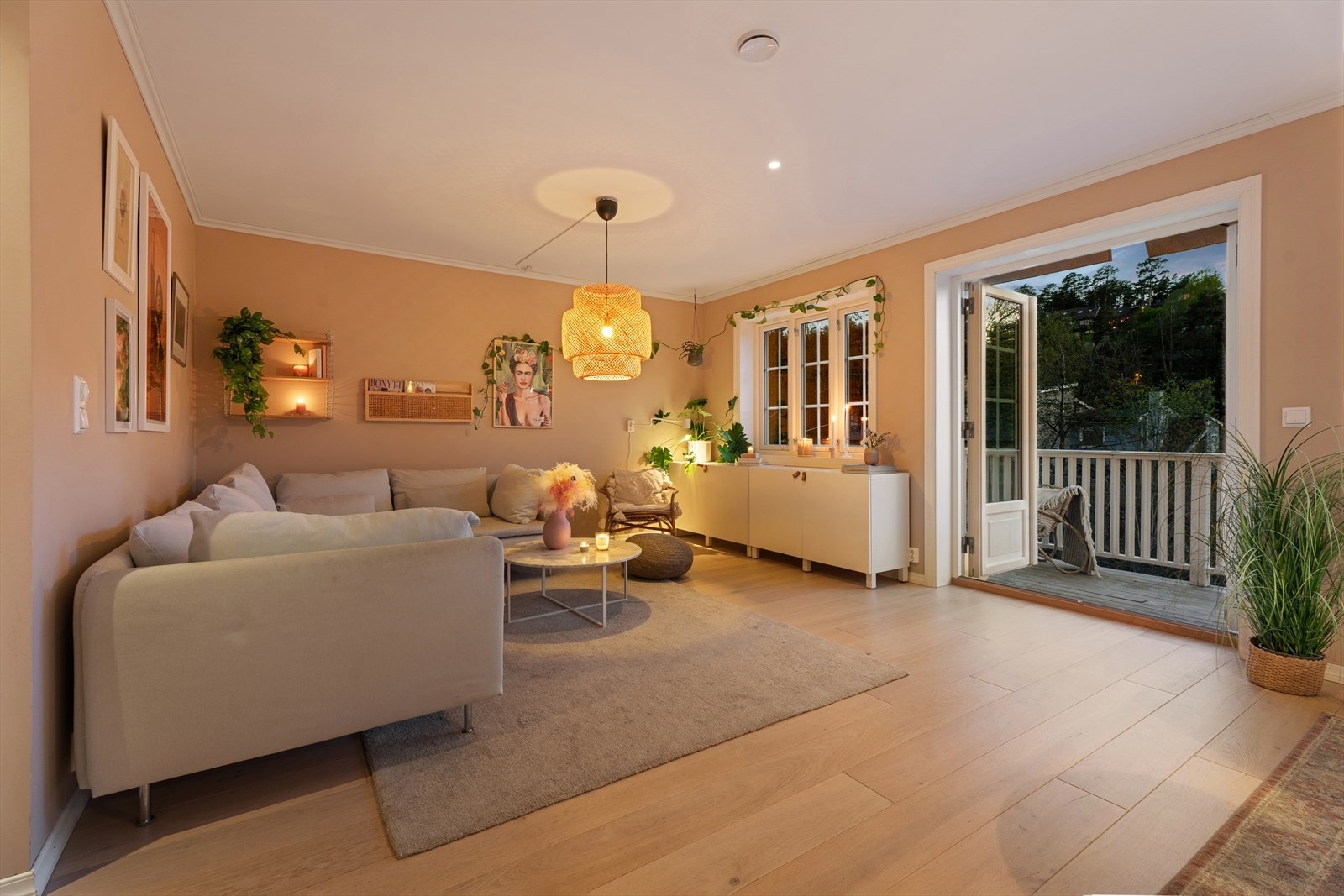 Kveldsstemning. Fra stuen er det utgang til en vestvendt terrasse på 13 m². Galleribilde