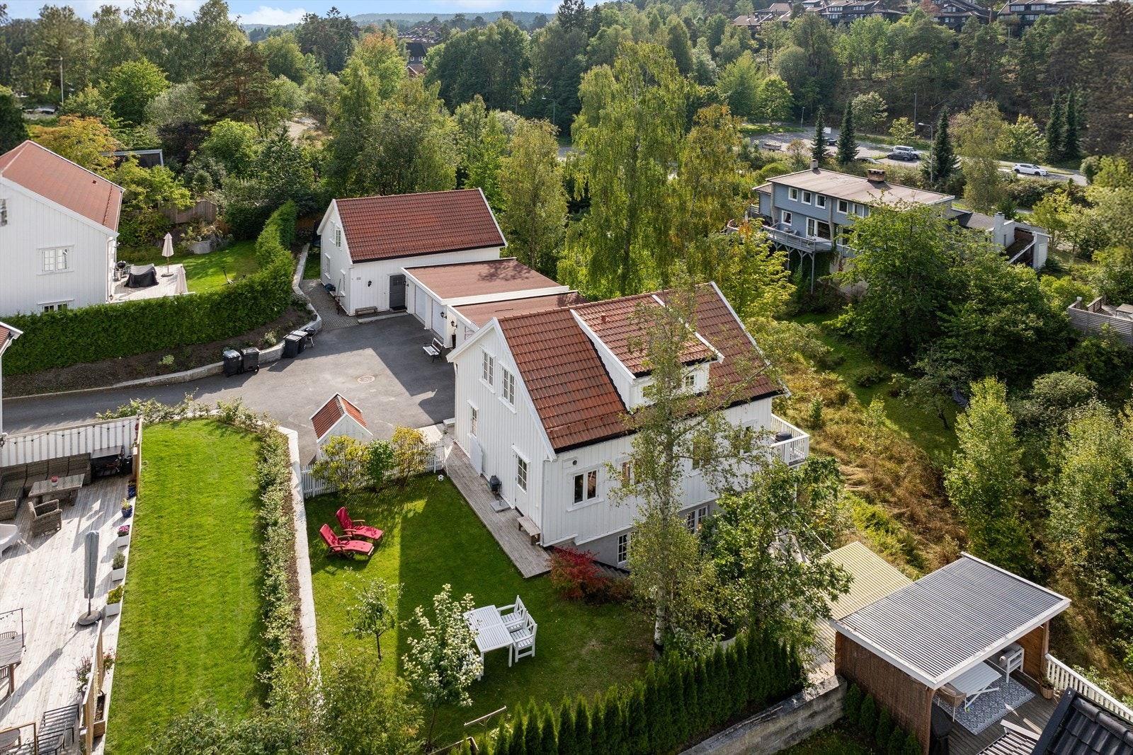 Beliggende i et attraktivt og etablert småhusområde på Nesoddtangen, med kort vei til skoler, butikker og kollektivtransport. Galleribilde