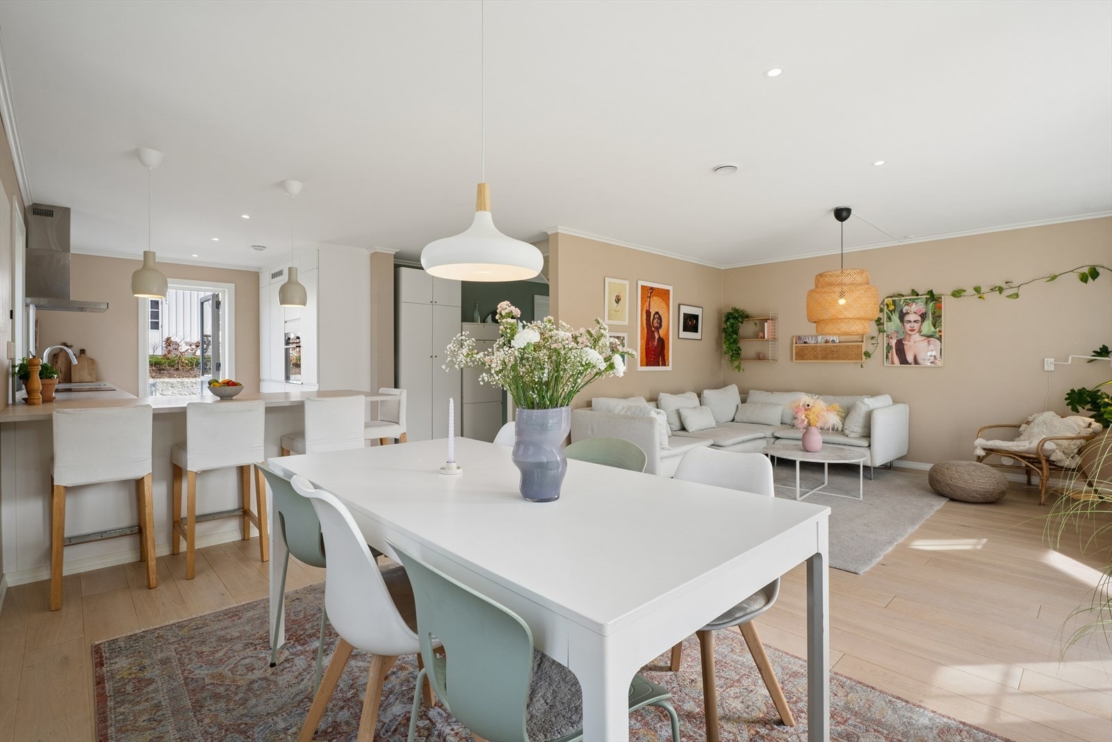 Det er god plass til både sofagruppe og spisebord for sosiale sammenkomster. Galleribilde