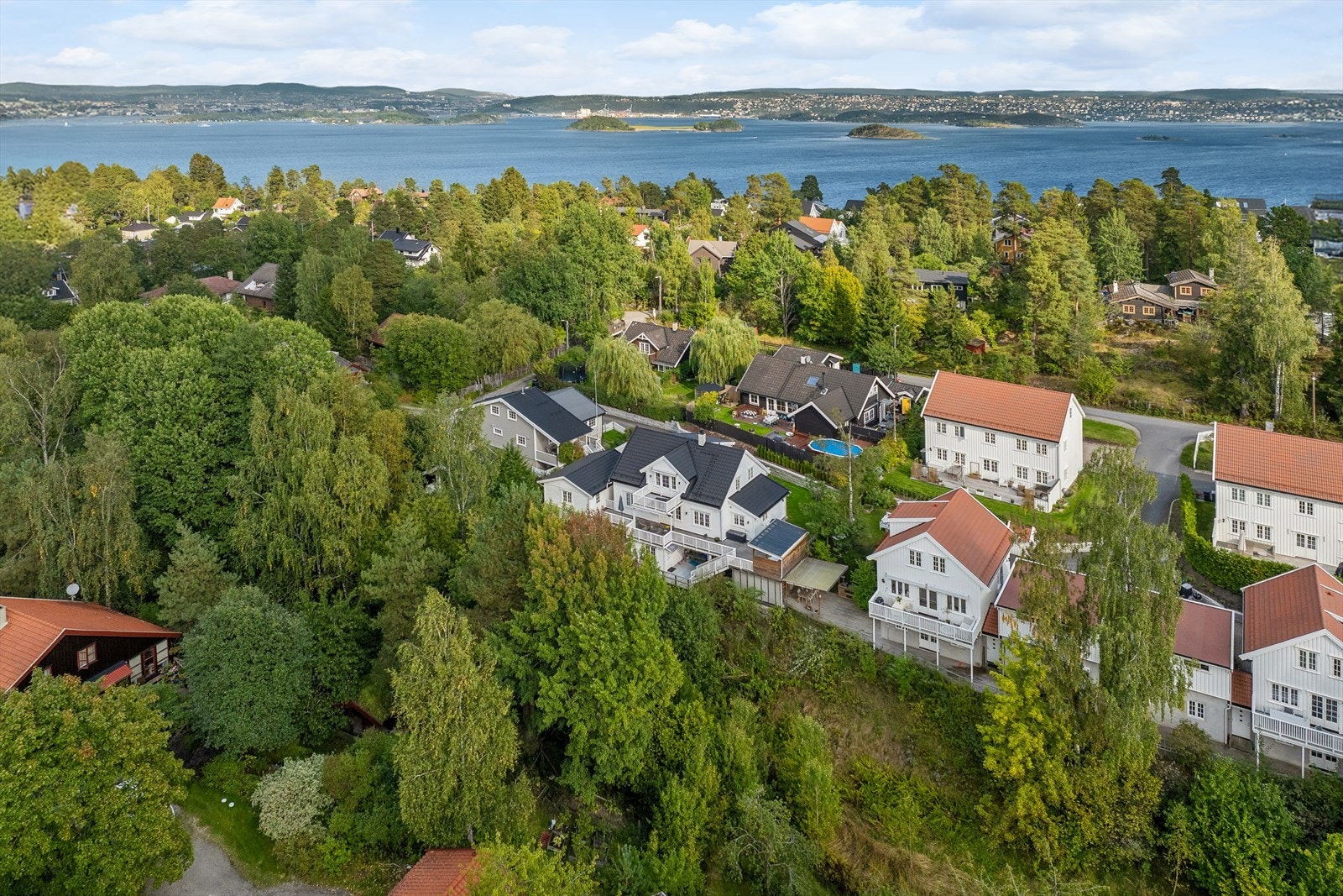 Buss fra Grøndahls vei, kun tre minutter unna, korresponderer med båt til Aker brygge og Lysaker. Galleribilde